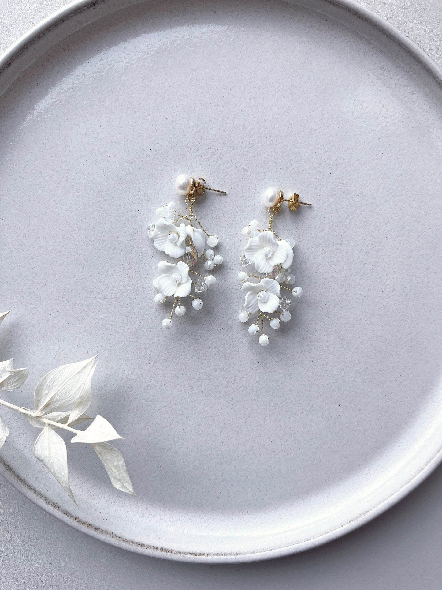 Florale Brautohrringe – Zarter Blütenschmuck mit Keramikblüten & Glasperlen in Gold oder Silber