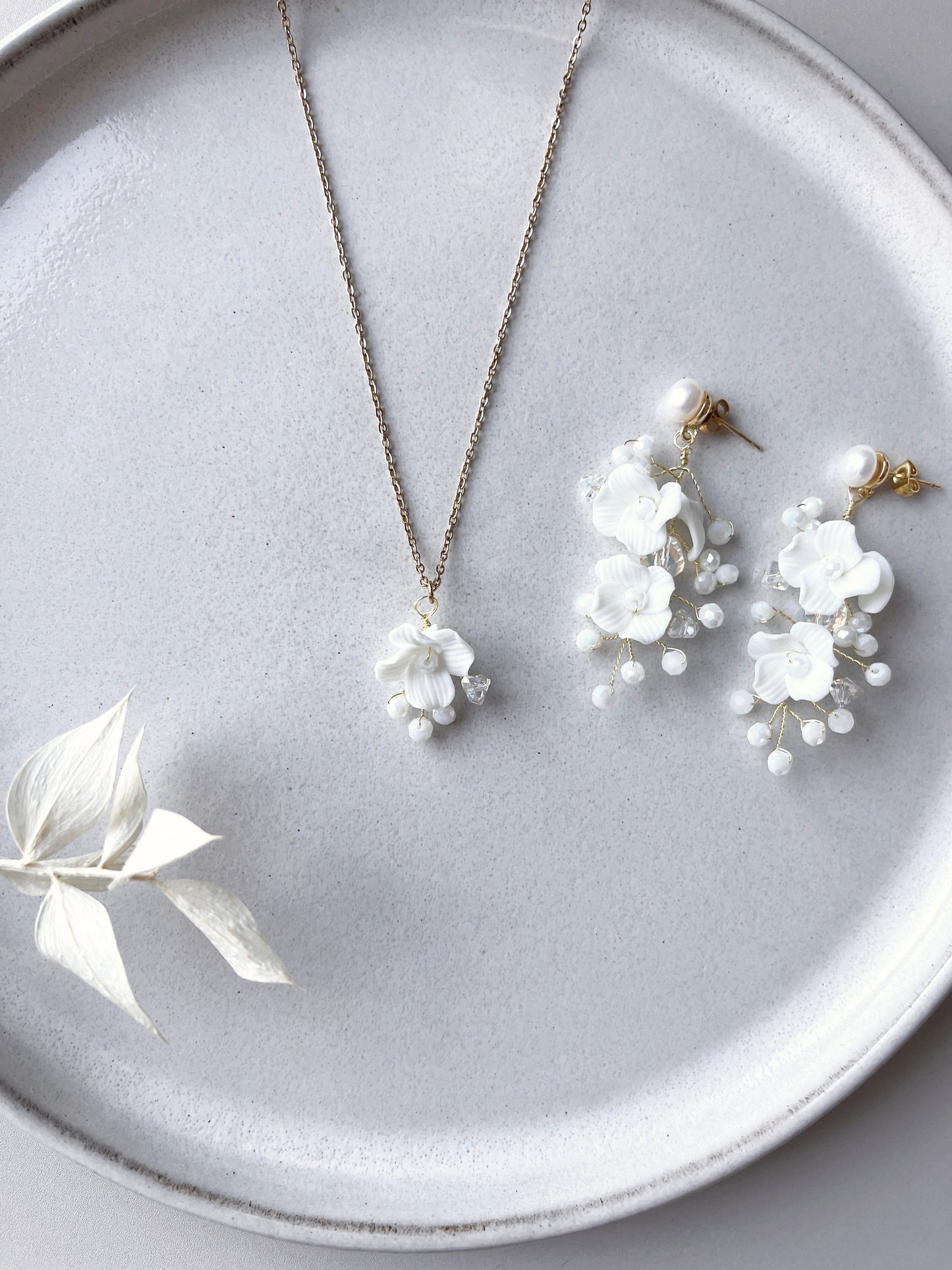 Florale Halskette für die Braut – Zarter Blütenschmuck aus Keramik & Glasperlen in Gold, Silber oder Rosé