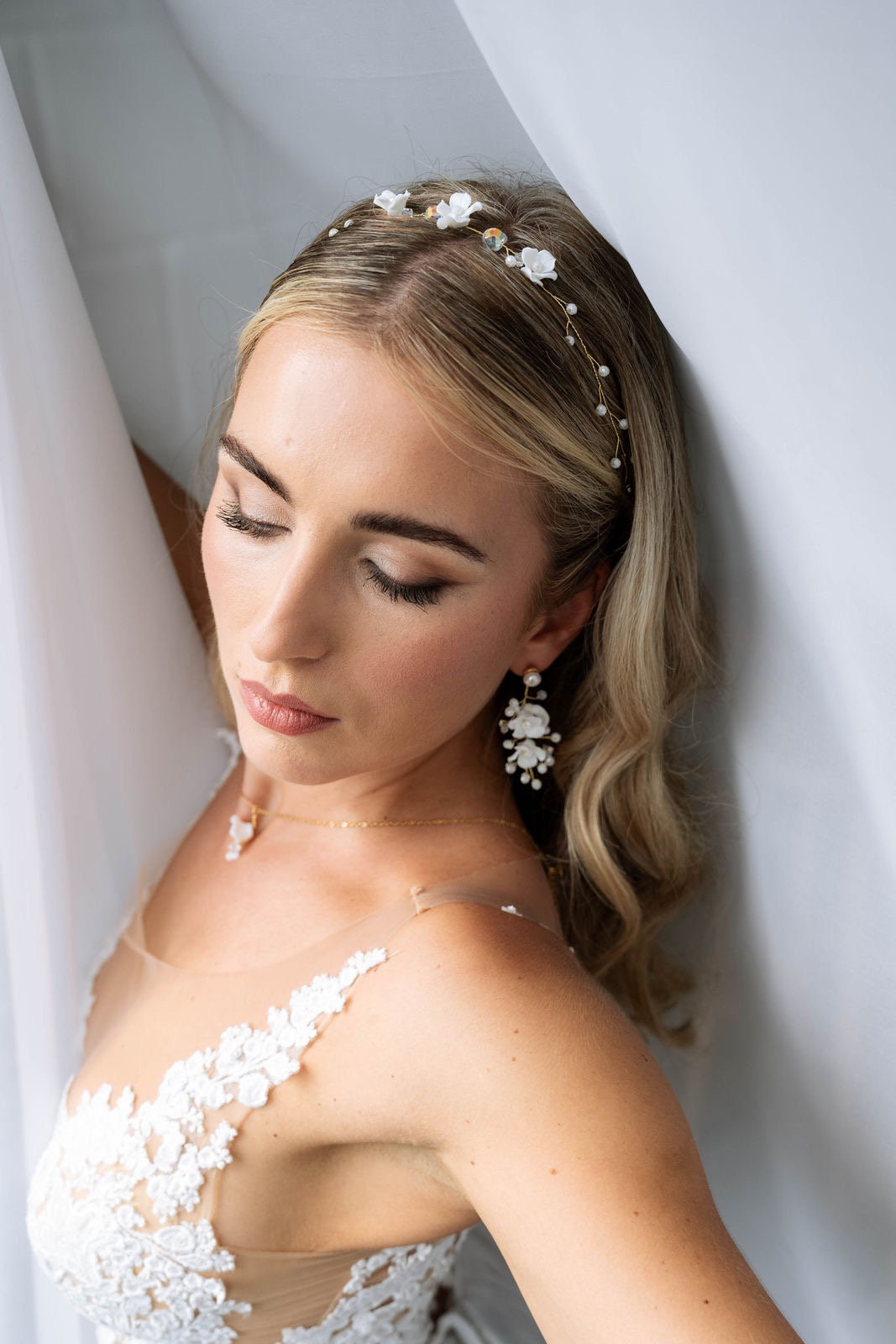 Florale Halskette für die Braut – Zarter Blütenschmuck aus Keramik & Glasperlen in Gold, Silber oder Rosé