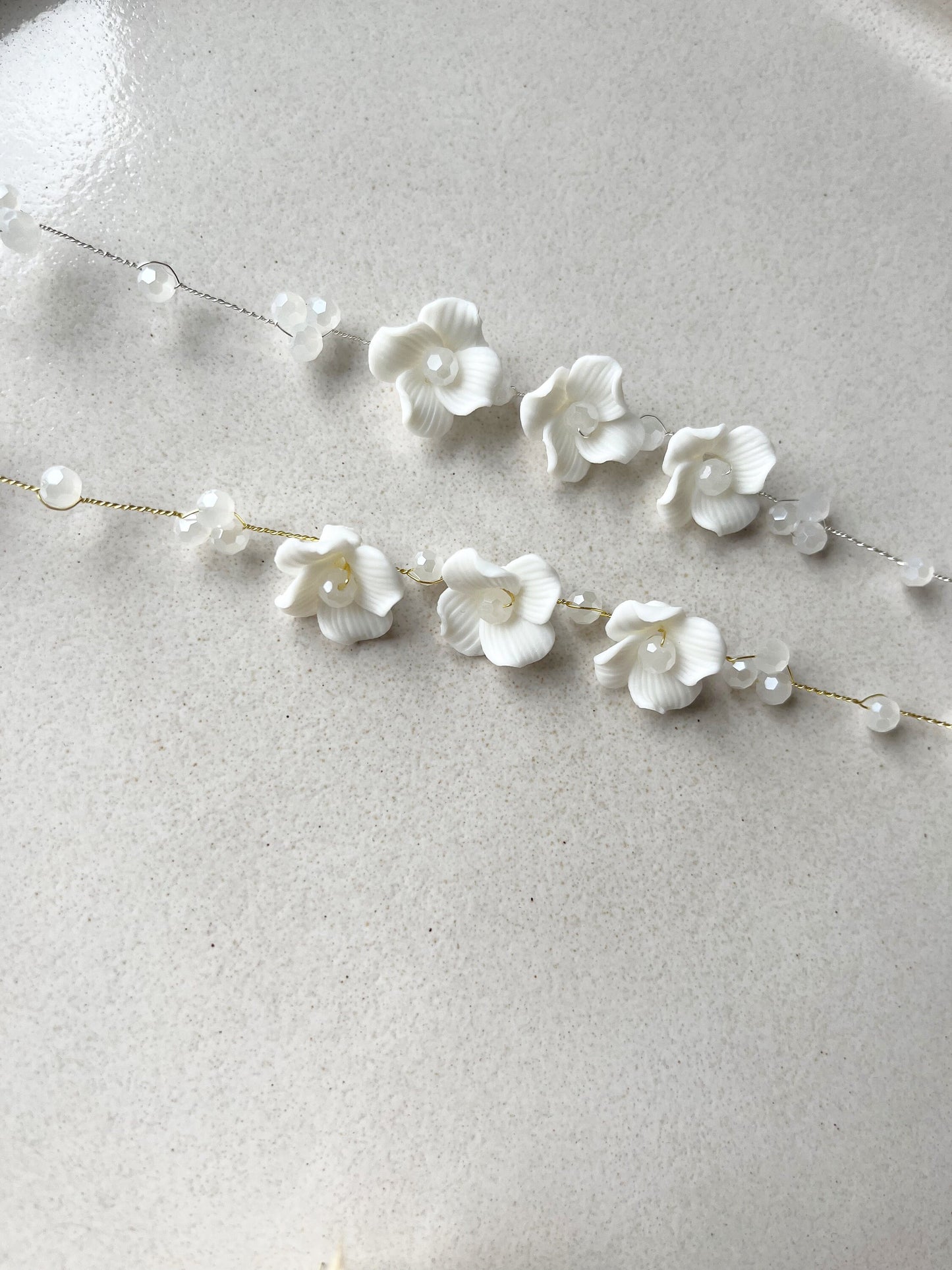 Braut Haardraht mit weißen Keramikblüten & Perlen – Floraler Haarschmuck zur Hochzeit | In Gold , Roségold oder Silber erhältlich