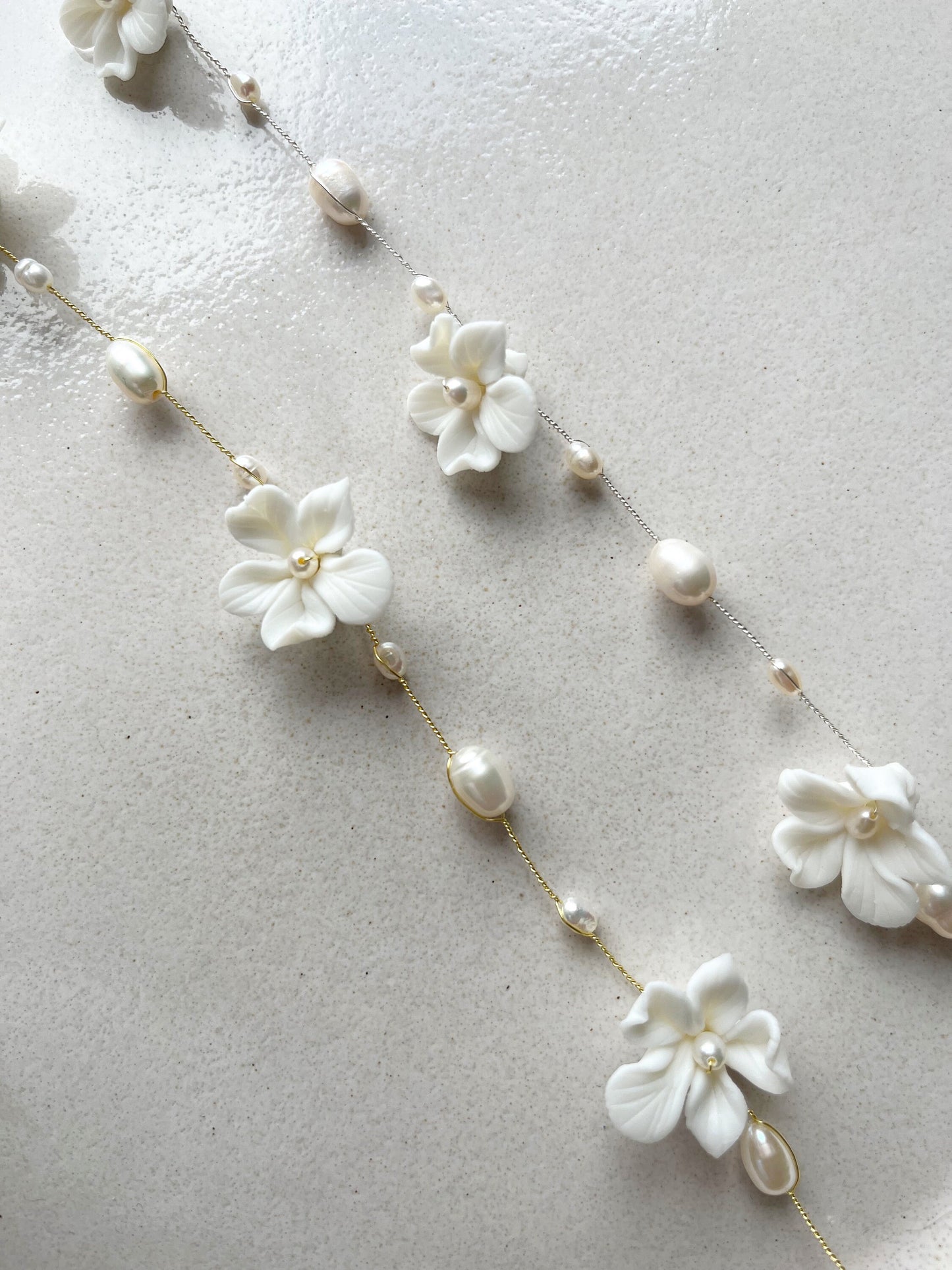 Braut Haardraht mit Keramikblüten & echten Süßwasserperlen – Floraler Haarschmuck zur Hochzeit | Handgefertigt mit vergoldetem Schmuckdraht