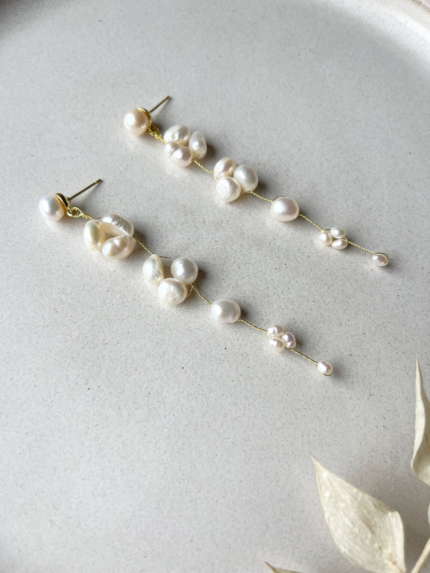 Lange Perlenohrringe für die Braut – Eleganter Brautschmuck mit Süßwasserperlen in Gold oder Silber
