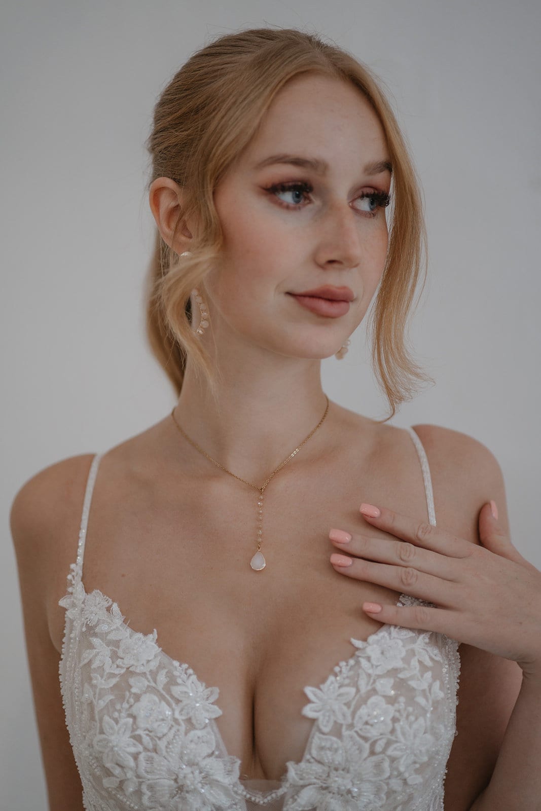 Zarte Y-Brautkette mit peachfarbenen Glasperlen – Vergoldete Edelstahl-Halskette zur Hochzeit | 40–45 cm Länge