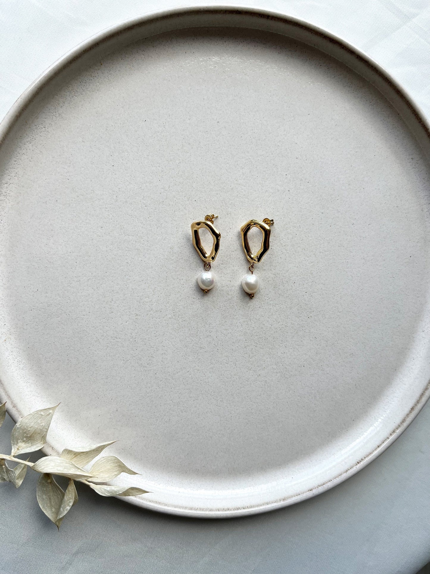 Moderner Perlenohrring mit Süßwasserperle – Vergoldeter Brautschmuck mit Statement-Charakter
