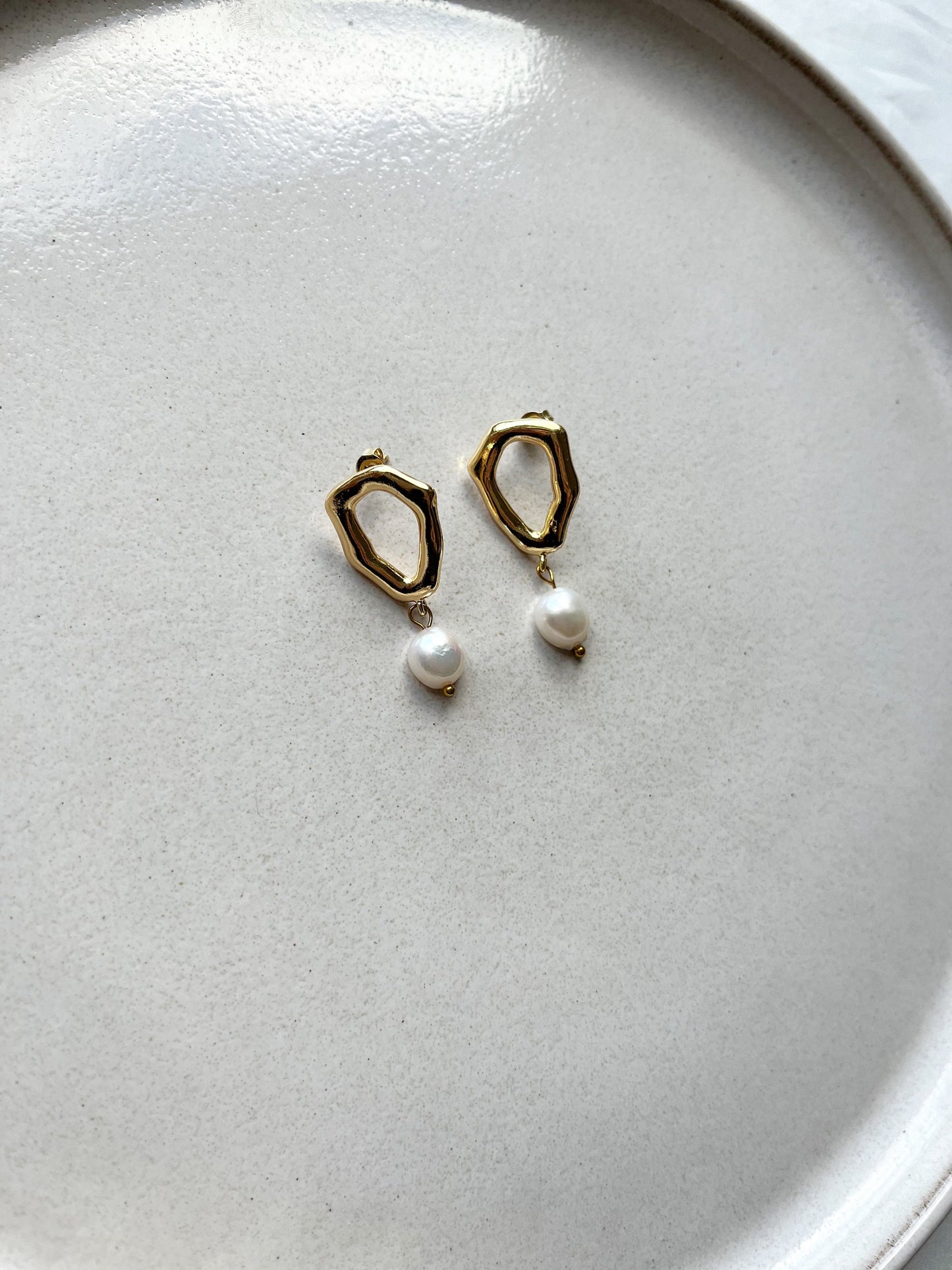 Moderner Perlenohrring mit Süßwasserperle – Vergoldeter Brautschmuck mit Statement-Charakter
