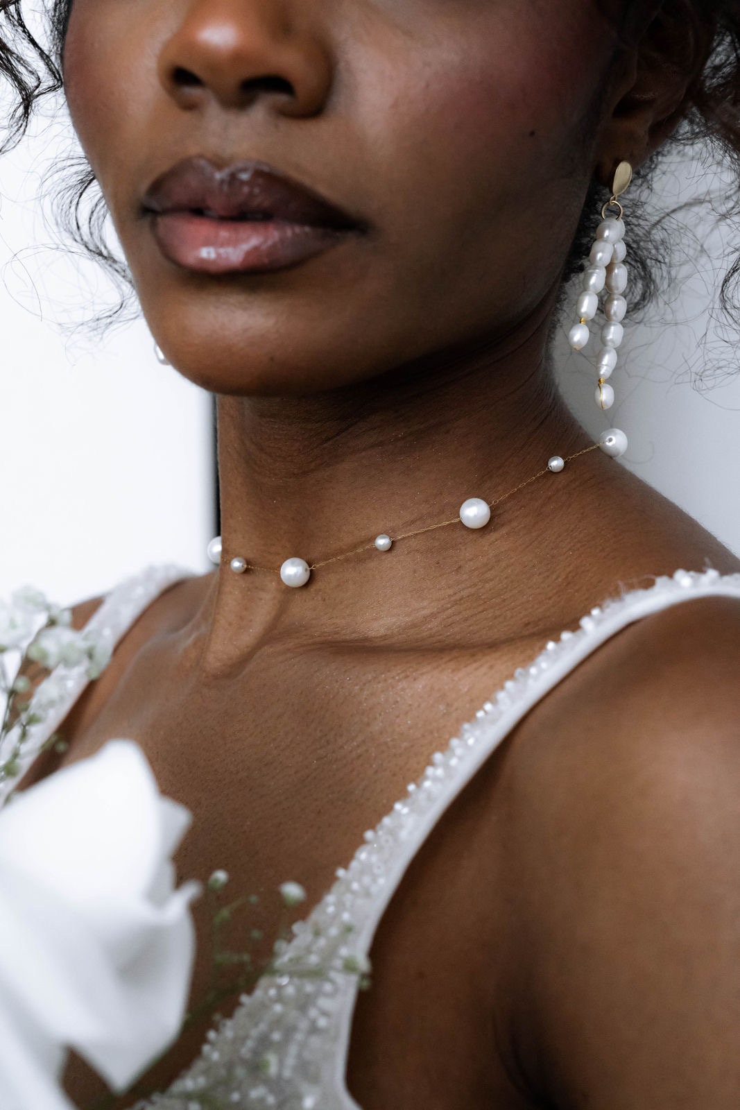 Zarter Perlenkette Choker für die Braut – Eleganter Brautschmuck in Gold mit passenden Rückenschmuck