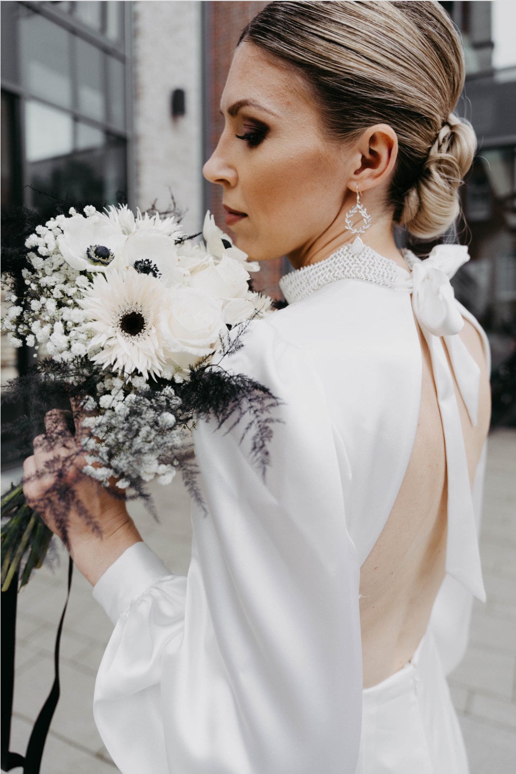 Florale Brautohrringe mit Tropfenanhänger – Zarter Brautschmuck in Sterling-versilbertem Edelstahl