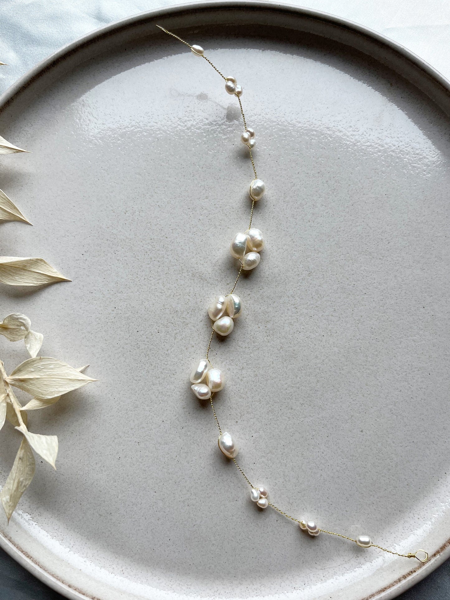 Zarter Braut Haarschmuck mit echten Süßwasserperlen – Handgefertigter Perlen-Haarreif zur Hochzeit | Goldener Schmuckdraht