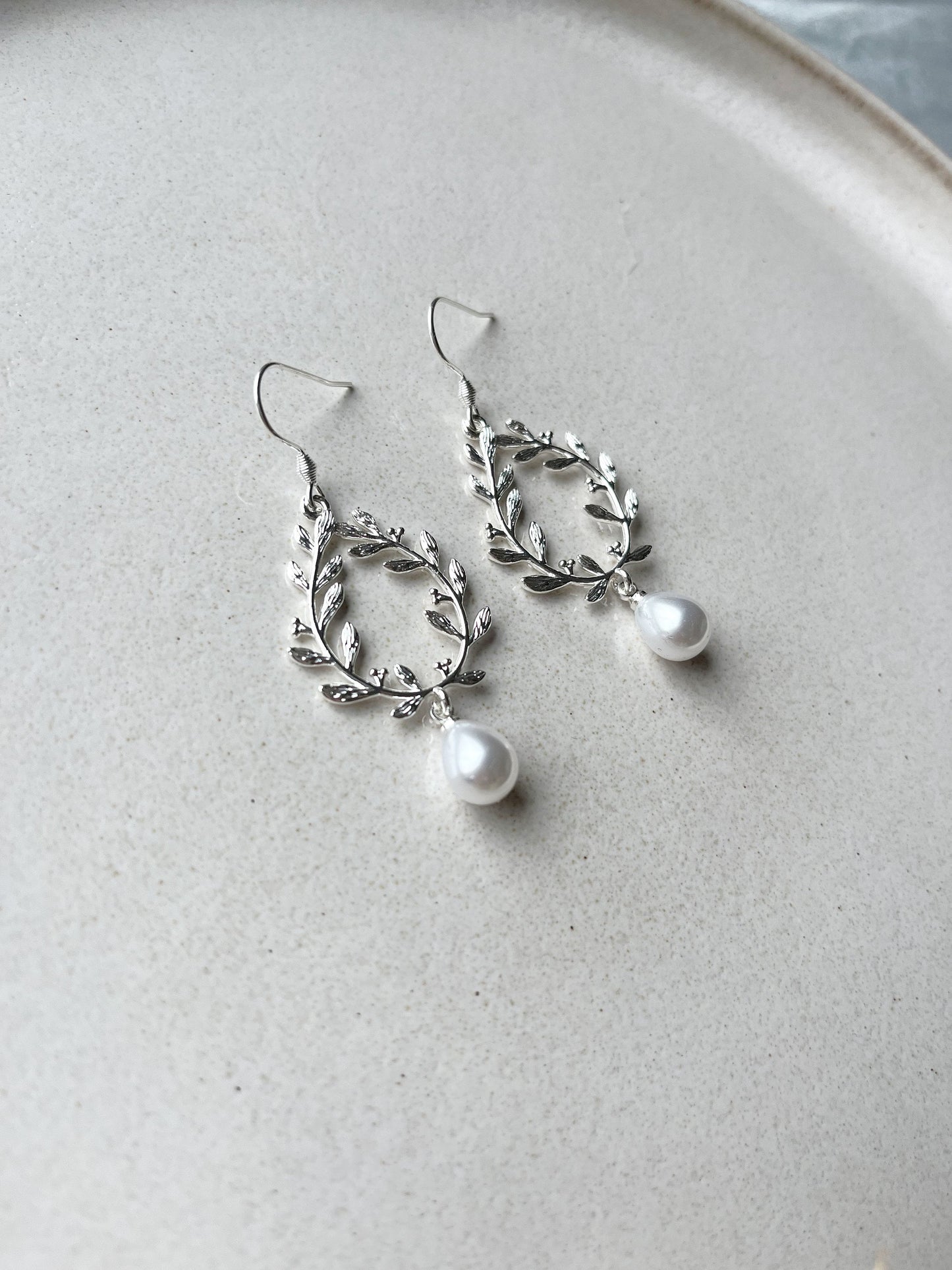 Florale Brautohrringe in Silber mit Perlenanhänger – Eleganter Brautschmuck für deinen besonderen Tag