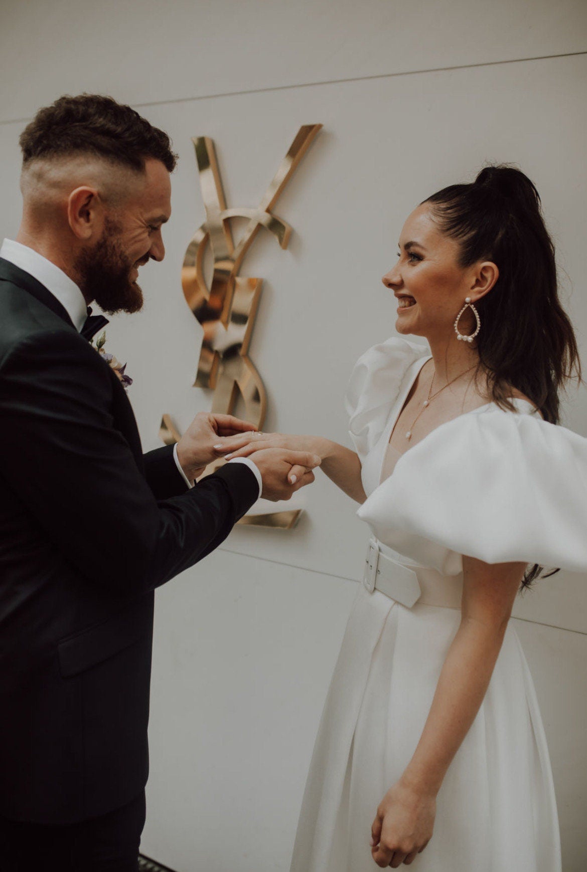 Statement Perlenohrringe für die Braut – Eleganter Tropfenschmuck mit vergoldetem Edelstahlstecker