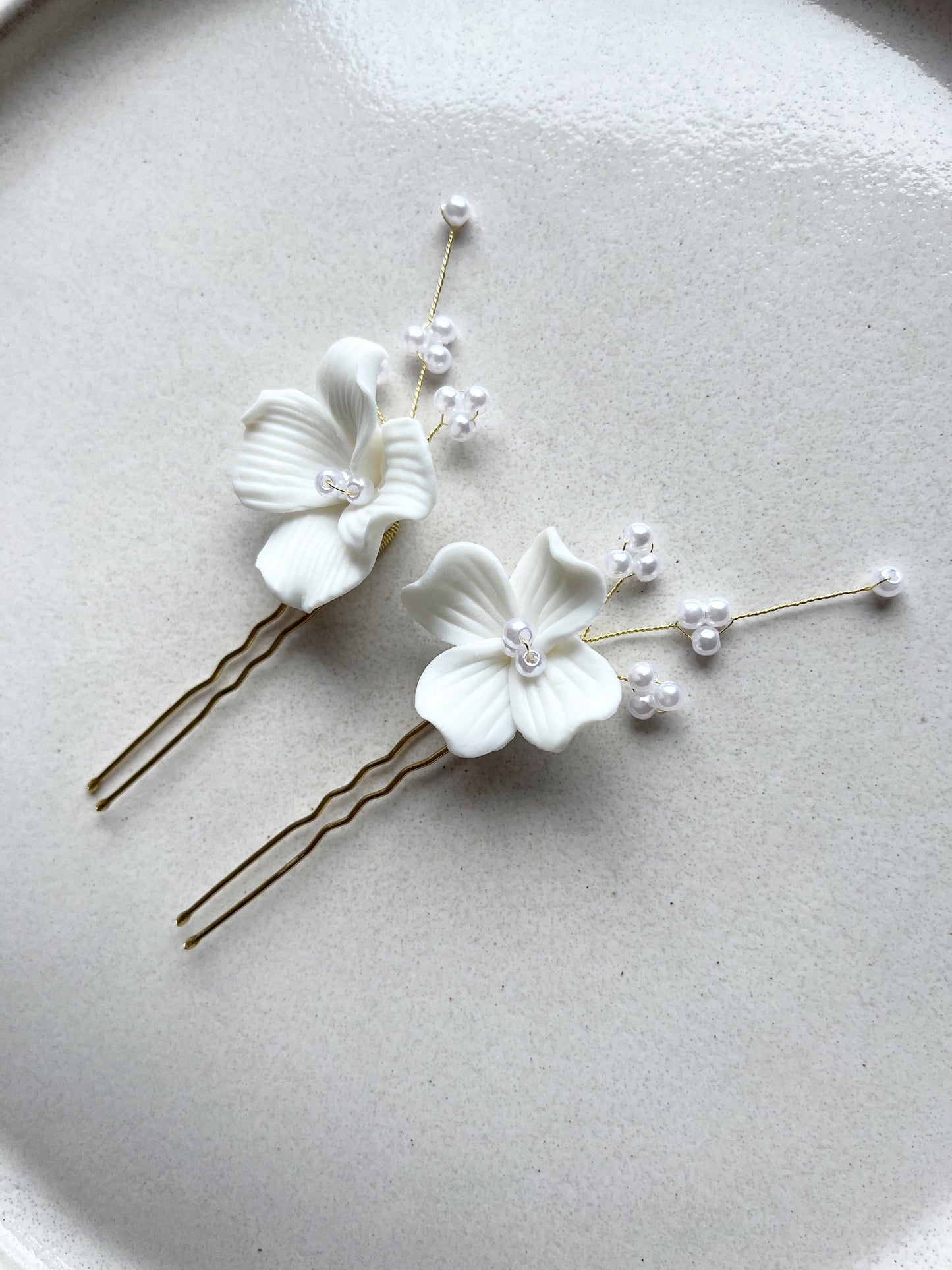 Braut Haarnadeln Haarschmuck – Elegante Haarnadeln mit weißen Keramikblüten & Perlen | Handgefertigter Brautschmuck in Gold oder Silber