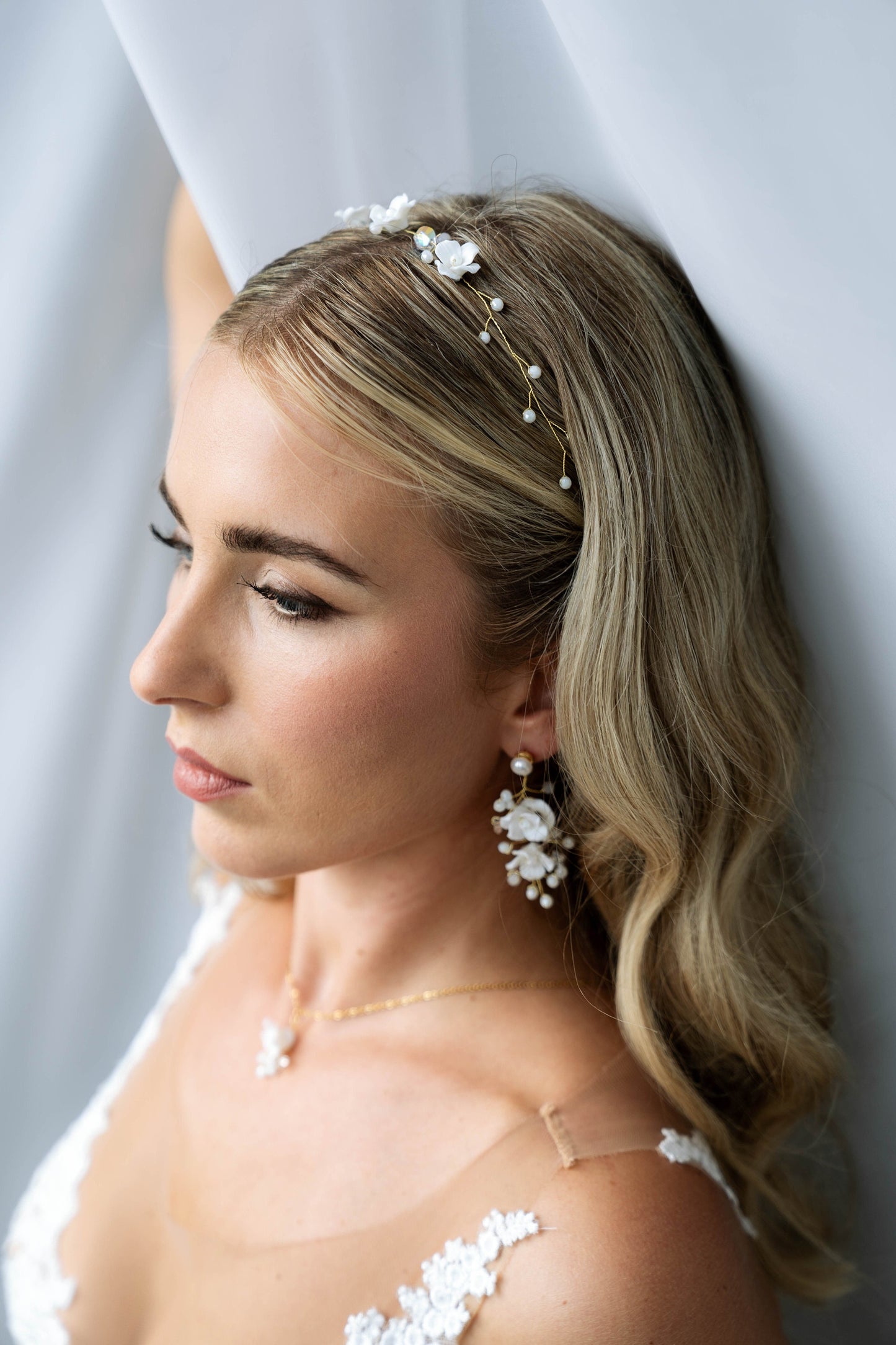 Florale Halskette für die Braut – Zarter Blütenschmuck aus Keramik & Glasperlen in Gold, Silber oder Rosé