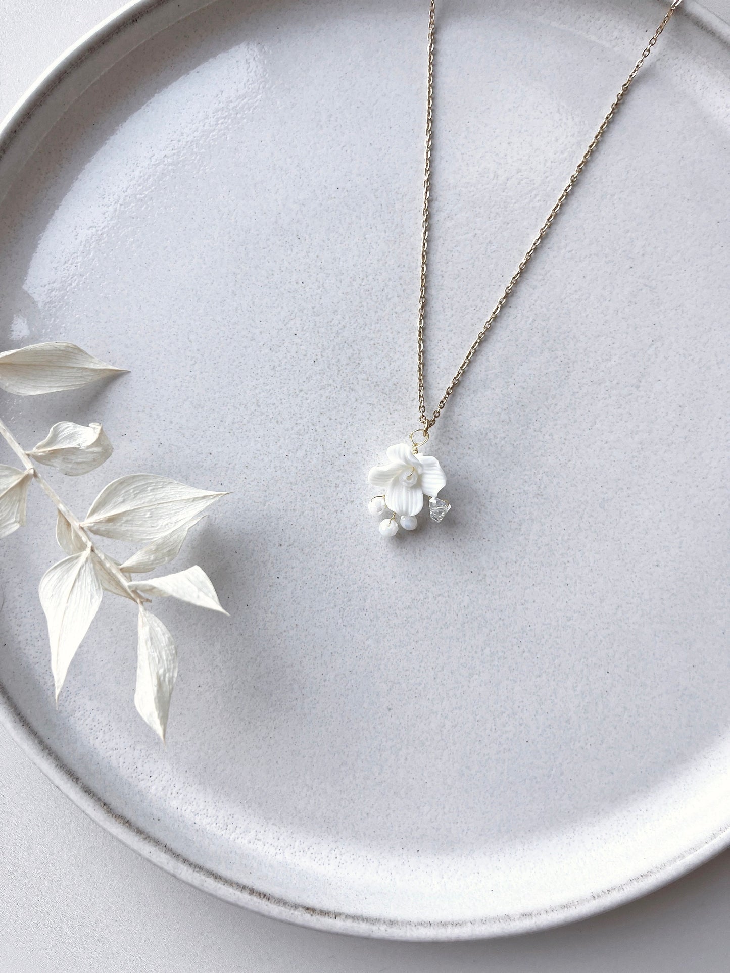 Florale Halskette für die Braut – Zarter Blütenschmuck aus Keramik & Glasperlen in Gold, Silber oder Rosé