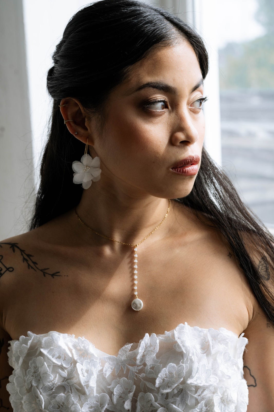 Blumige Brautohrringe mit Chiffonblüten & Süßwasserperle – Floraler Statement Brautschmuck zur Hochzeit mit Edelstahl Ohrhaken