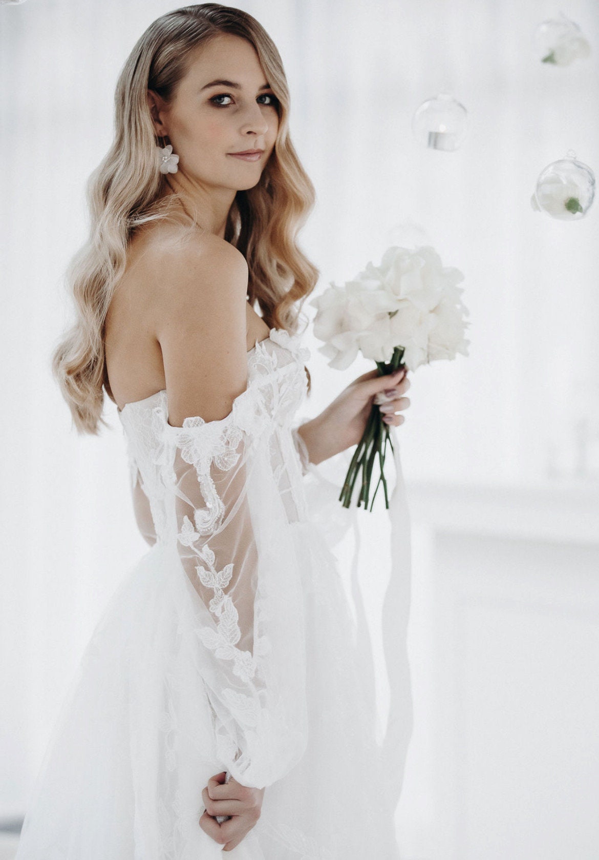 Blumige Brautohrringe mit Chiffonblüten & Süßwasserperle – Floraler Statement Brautschmuck zur Hochzeit mit Edelstahl Ohrhaken