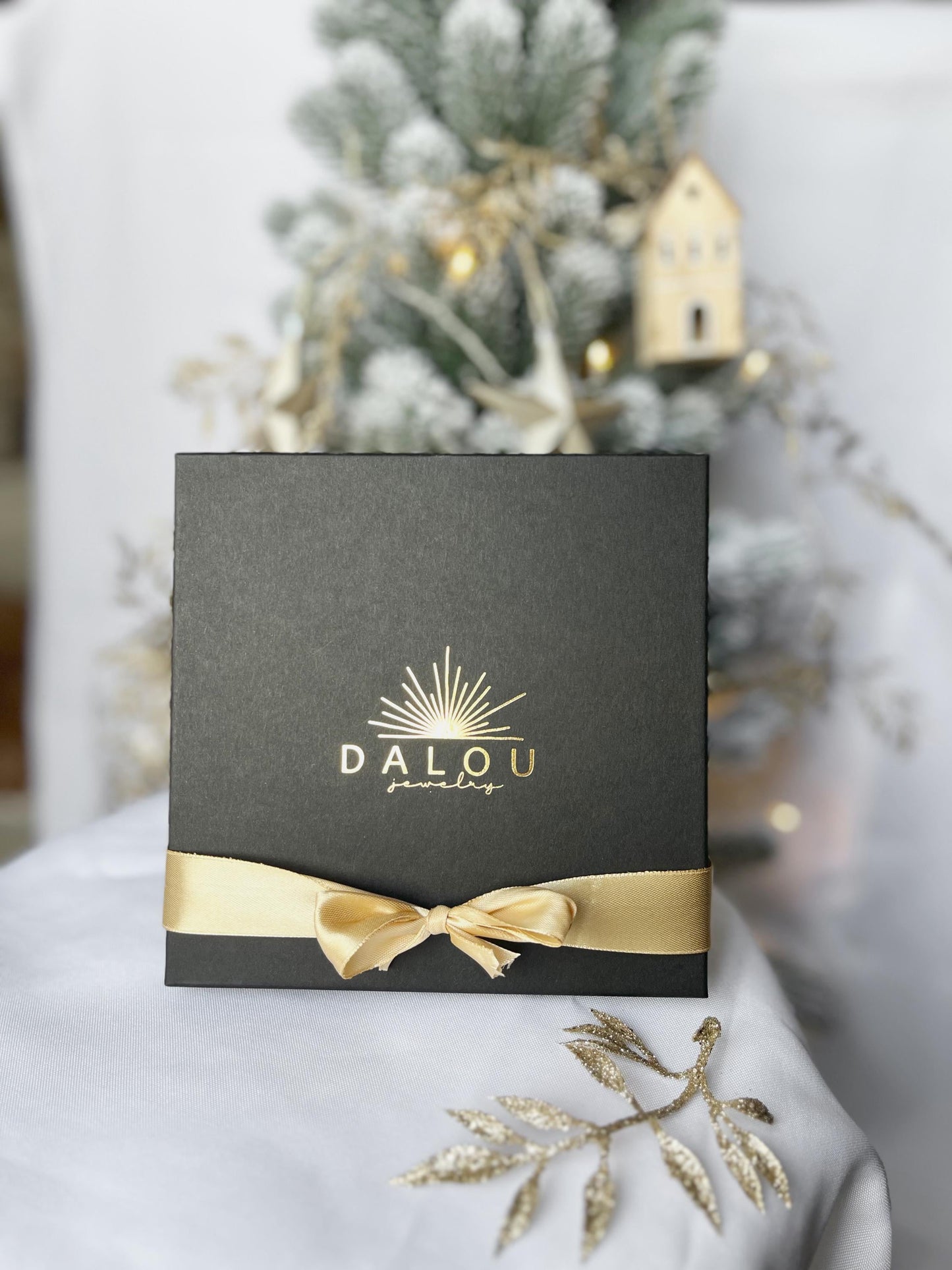 Exklusiver Adventskalender 2024 mit 4 Türen - 5 handgefertigte Schmuckstücke in Gold oder Silber – das perfekte Geschenk für die festliche Zeit
