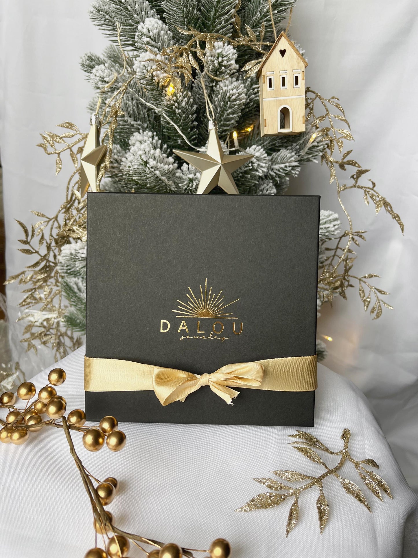 Exklusiver Adventskalender 2024 mit 4 Türen - 5 handgefertigte Schmuckstücke in Gold oder Silber – das perfekte Geschenk für die festliche Zeit
