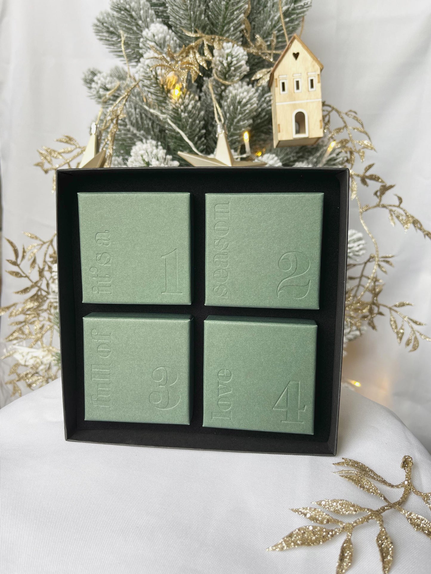 Exklusiver Adventskalender 2024 mit 4 Türen - 5 handgefertigte Schmuckstücke in Gold oder Silber – das perfekte Geschenk für die festliche Zeit