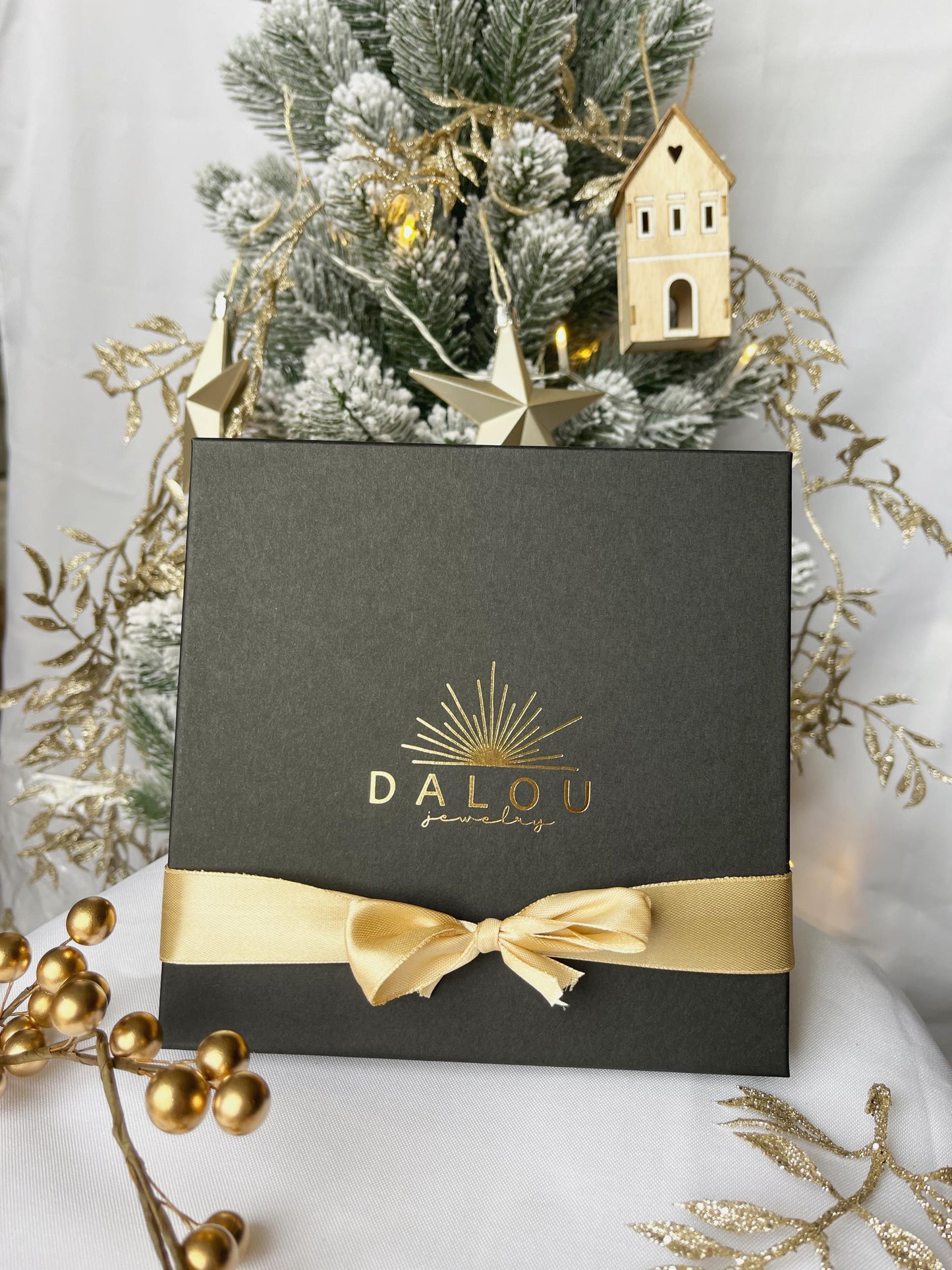 Exklusiver Adventskalender 2024 mit 4 Türen - 5 handgefertigte Schmuckstücke in Gold oder Silber – das perfekte Geschenk für die festliche Zeit