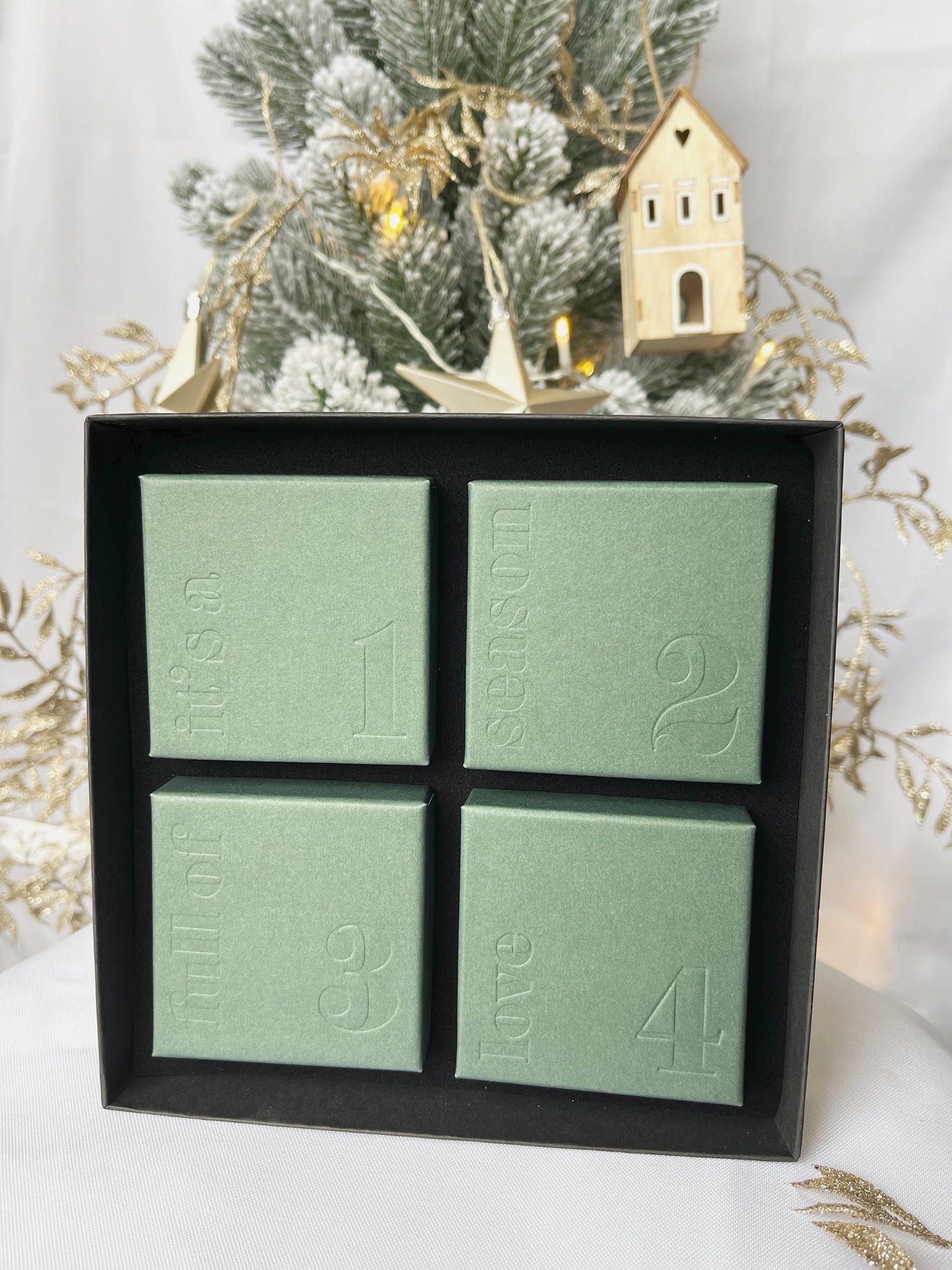 Exklusiver Adventskalender 2024 mit 4 Türen - 5 handgefertigte Schmuckstücke in Gold oder Silber – das perfekte Geschenk für die festliche Zeit