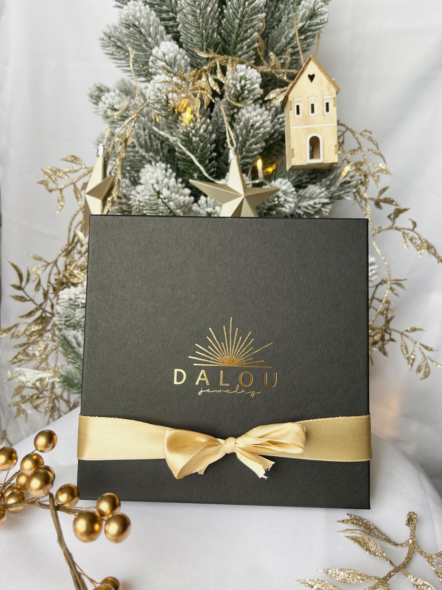 Exklusiver Adventskalender 2024 mit 4 Türen - 5 handgefertigte Schmuckstücke in Gold oder Silber – das perfekte Geschenk für die festliche Zeit