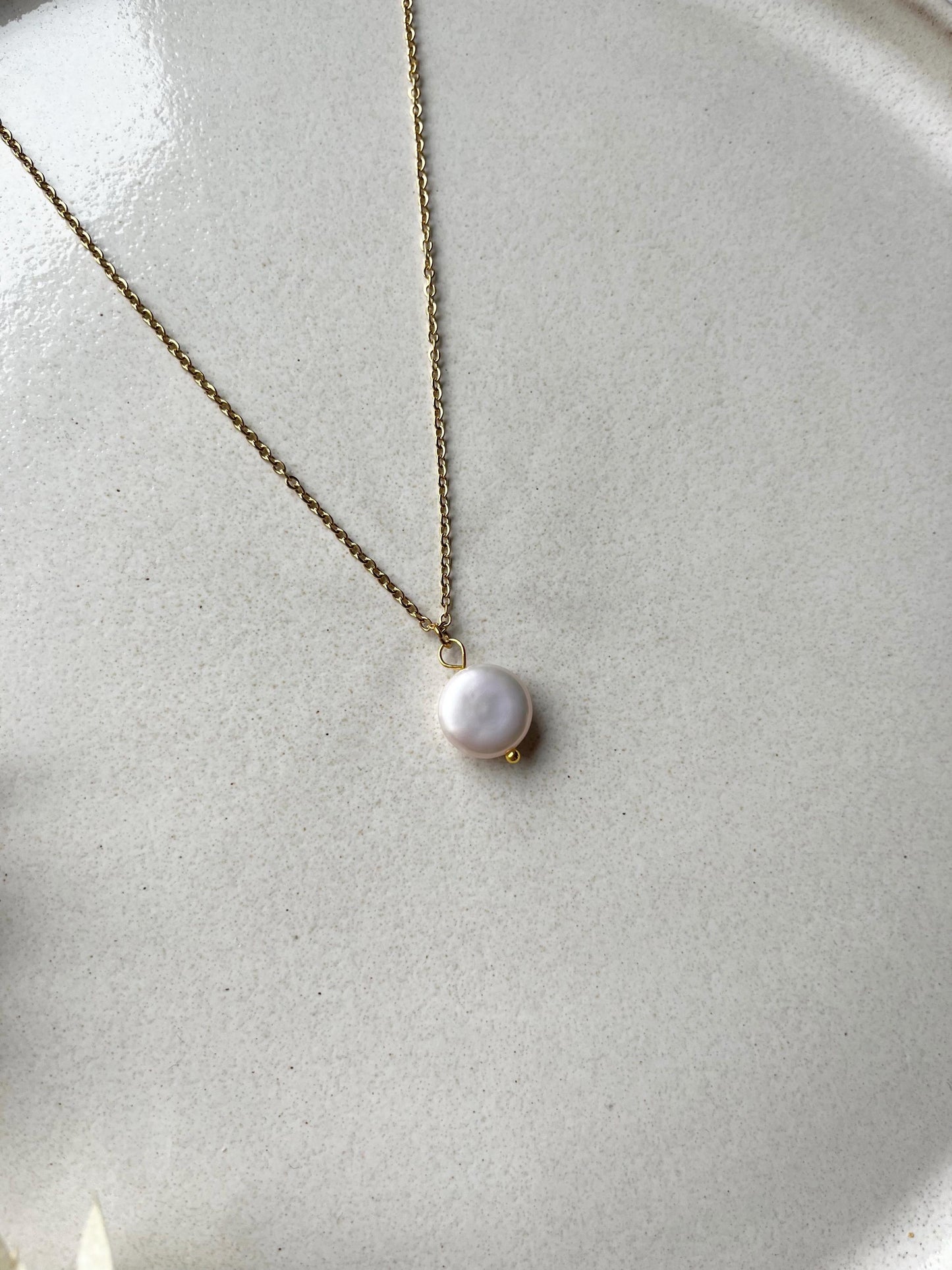 Minimalistische Halskette mit echter Süßwasserperle – Zarte Perlenkette in Gold oder Silber | Auch als Rückenkette erhältlich