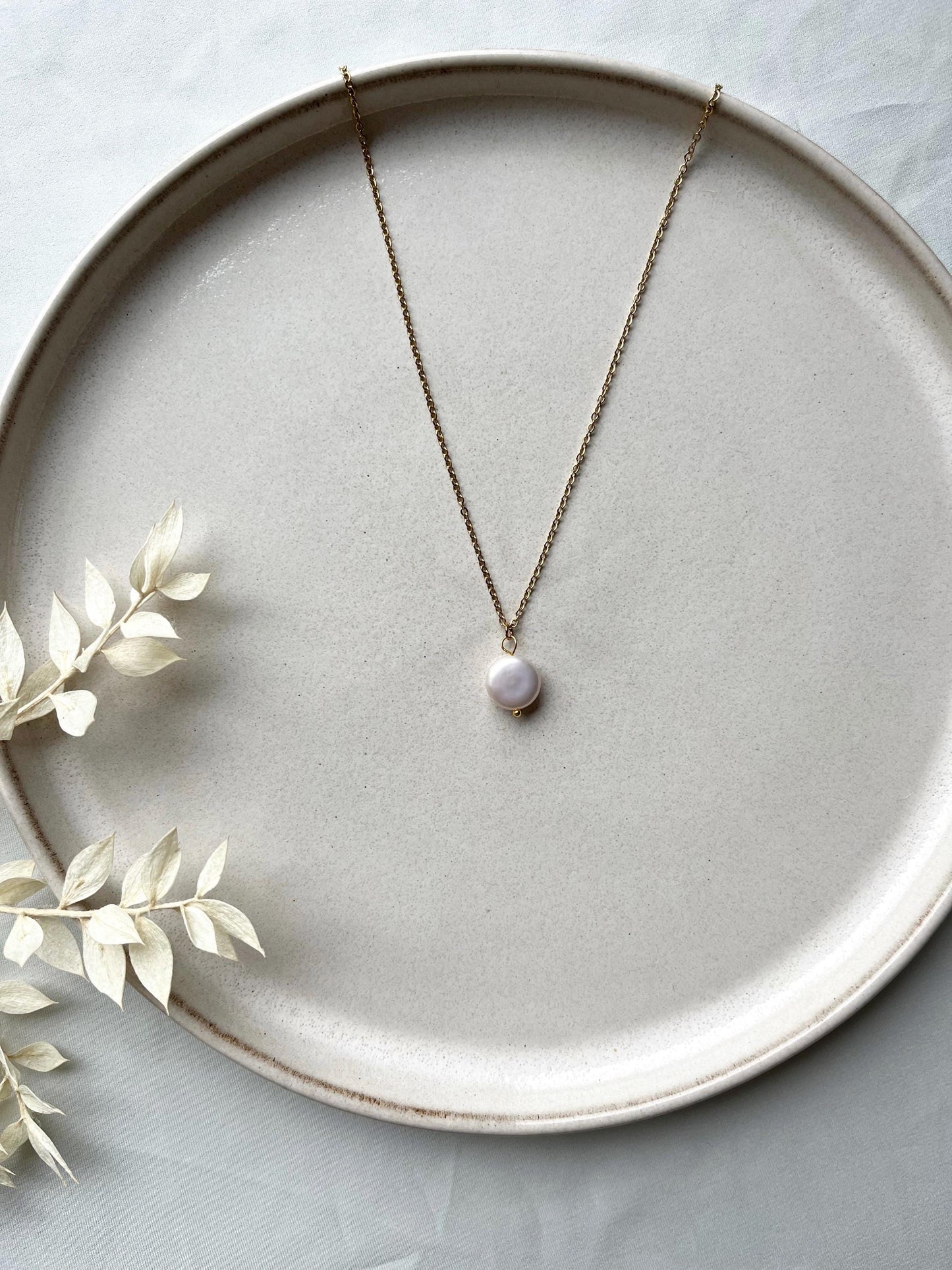 Minimalistische Halskette mit echter Süßwasserperle – Zarte Perlenkette in Gold oder Silber | Auch als Rückenkette erhältlich