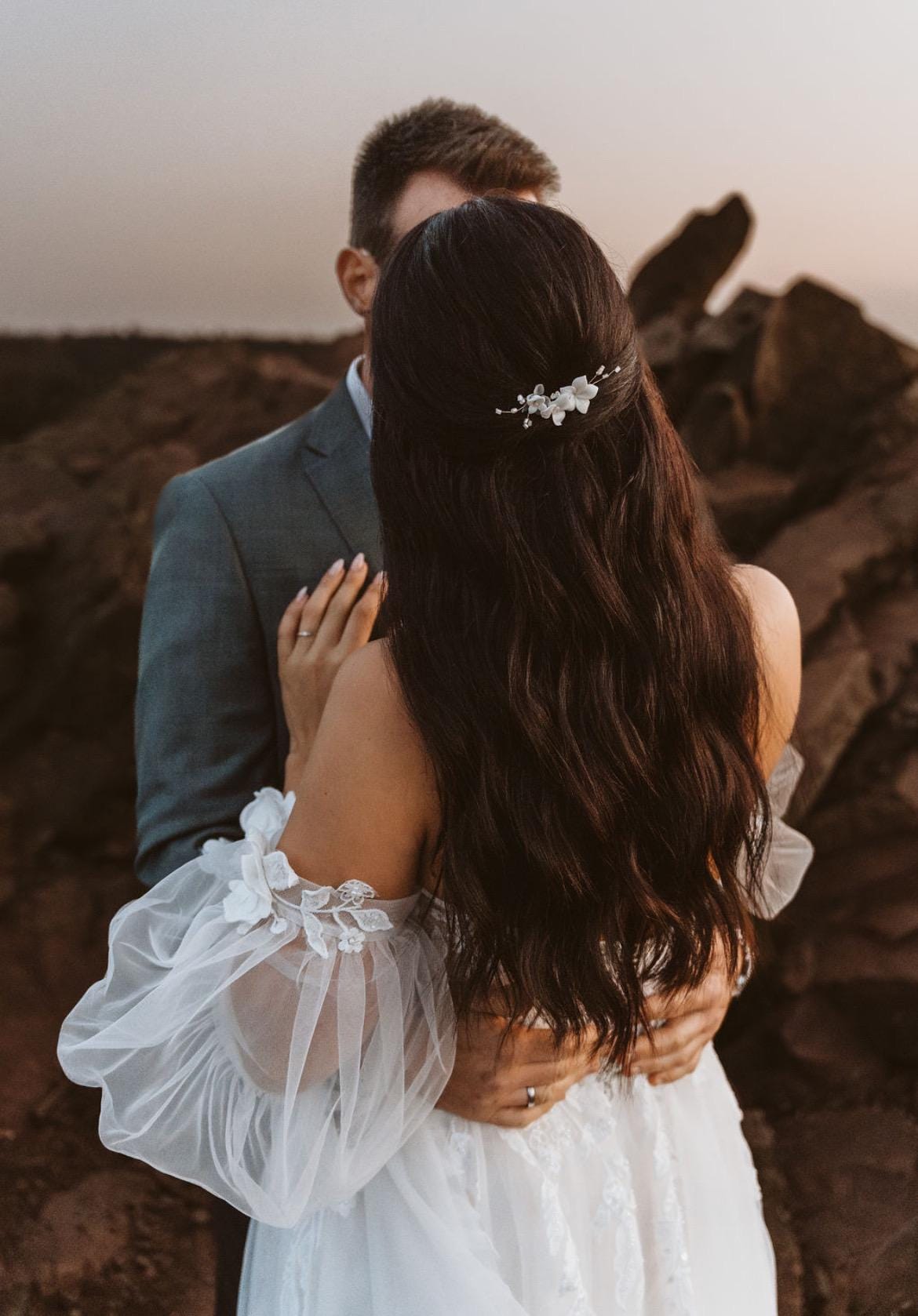 Goldfarbene Braut Haarnadeln mit Keramikblüten & Perlen – 2er Set Haarschmuck zur Hochzeit | In Gold, Silber und Roségold erhältlich