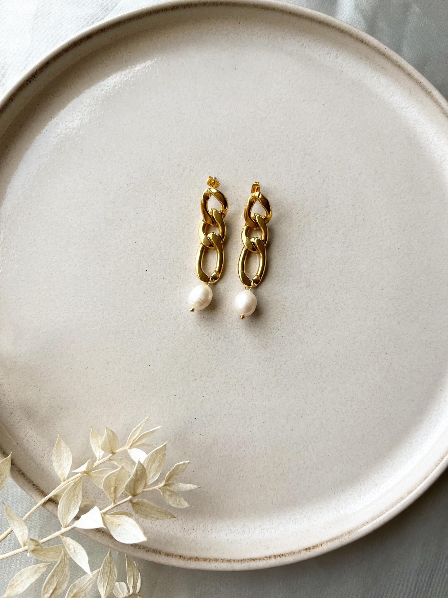 Vergoldete Ohrringe mit echter Süßwasserperle – Goldene Statement-Ohrringe aus Edelstahl | Alltagstauglich & elegant