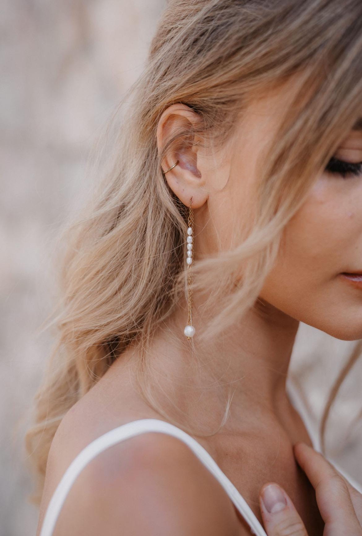 Goldene Fädelohrringe mit echten Süßwasserperlen – Filigraner Brautschmuck aus vergoldetem Edelstahl | Elegant & variabel tragbar