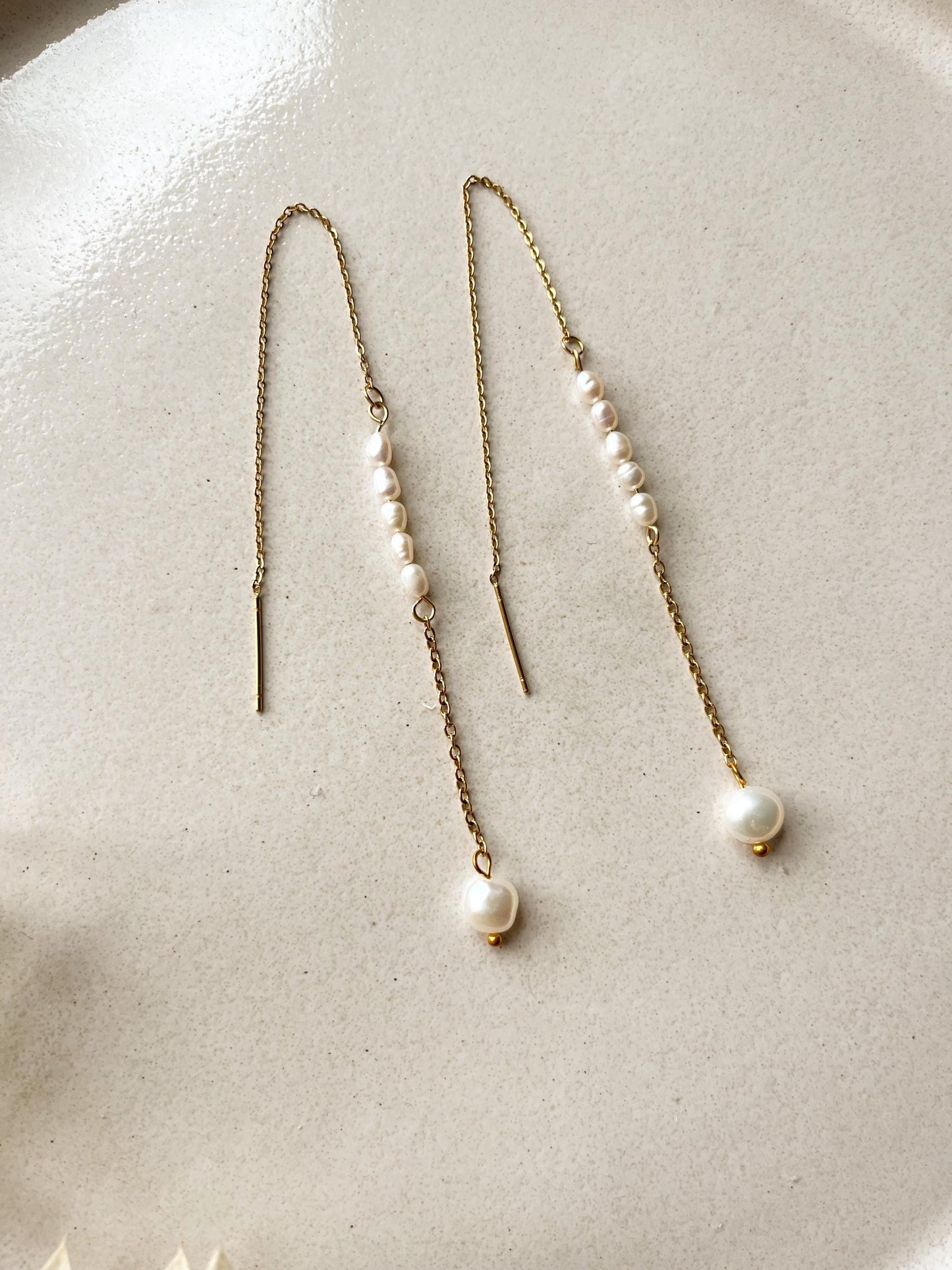 Goldene Fädelohrringe mit echten Süßwasserperlen – Filigraner Brautschmuck aus vergoldetem Edelstahl | Elegant & variabel tragbar