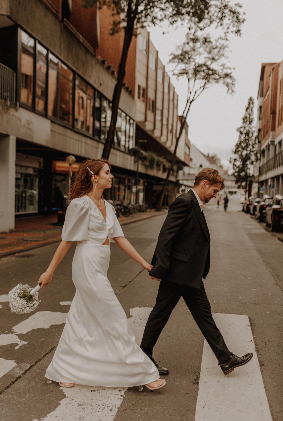 Elegante lange Ohrringe mit echten Süßwasserperlen – Handgefertigte Perlen-Ohrringe Gold | Statement-Schmuck & Geschenkidee