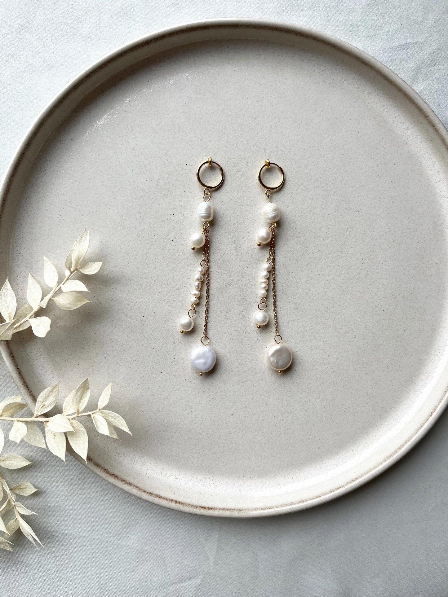 Elegante lange Ohrringe mit echten Süßwasserperlen – Handgefertigte Perlen-Ohrringe Gold | Statement-Schmuck & Geschenkidee