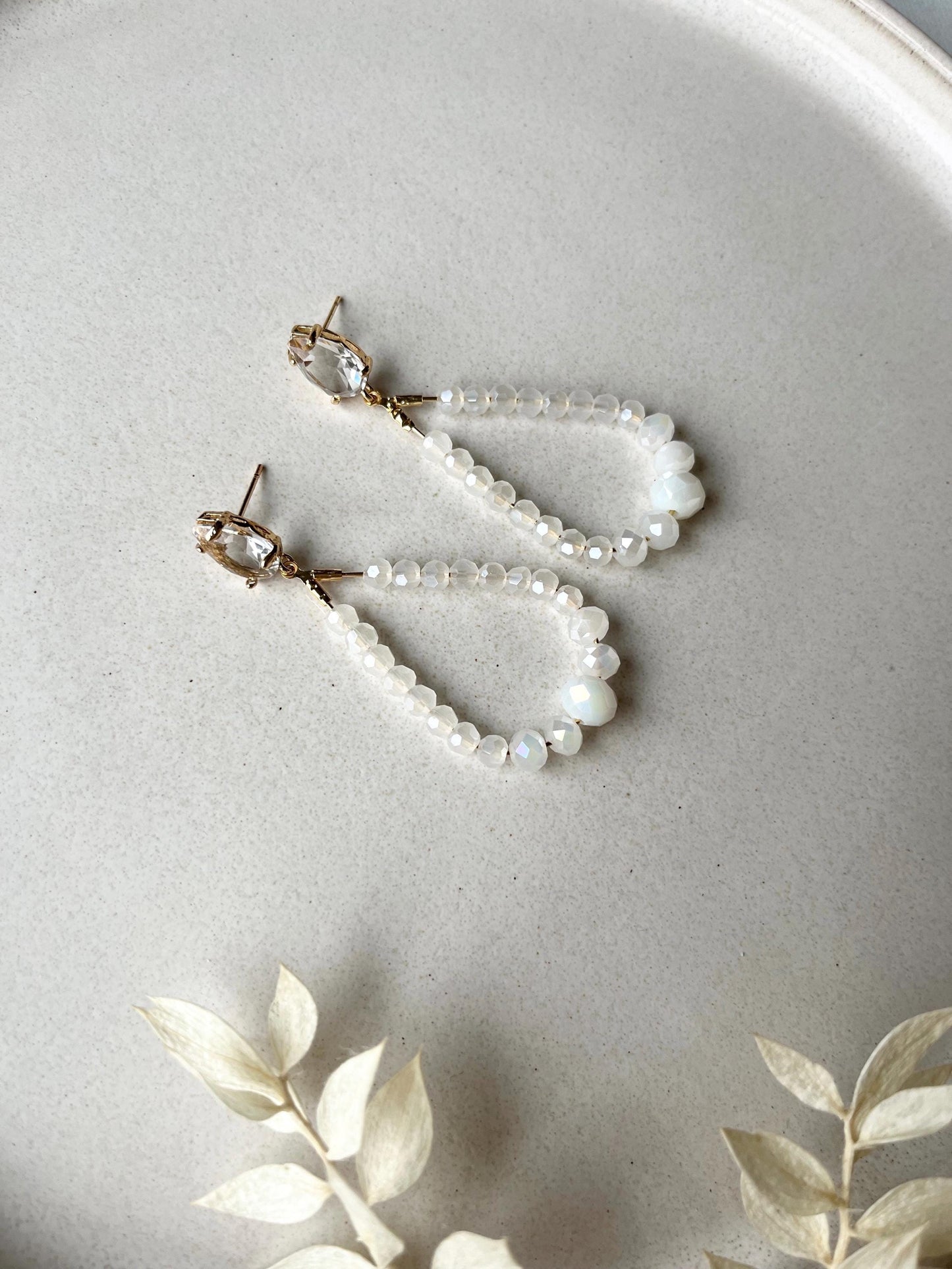 Elegante Tropfen-Ohrringe mit weißen Glasperlen – Brautschmuck in Gold oder Silber | Hochzeit, Geschenk & besondere Anlässe