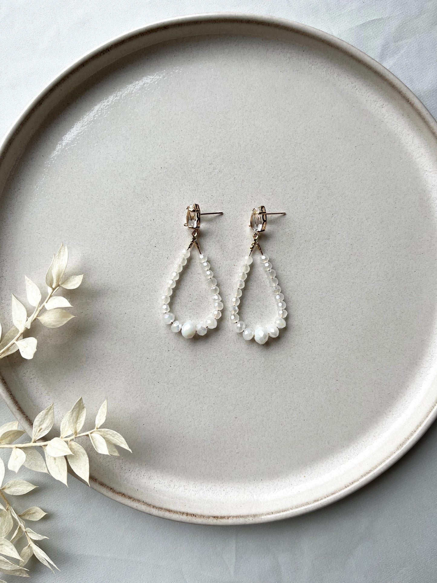 Elegante Tropfen-Ohrringe mit weißen Glasperlen – Brautschmuck in Gold oder Silber | Hochzeit, Geschenk & besondere Anlässe