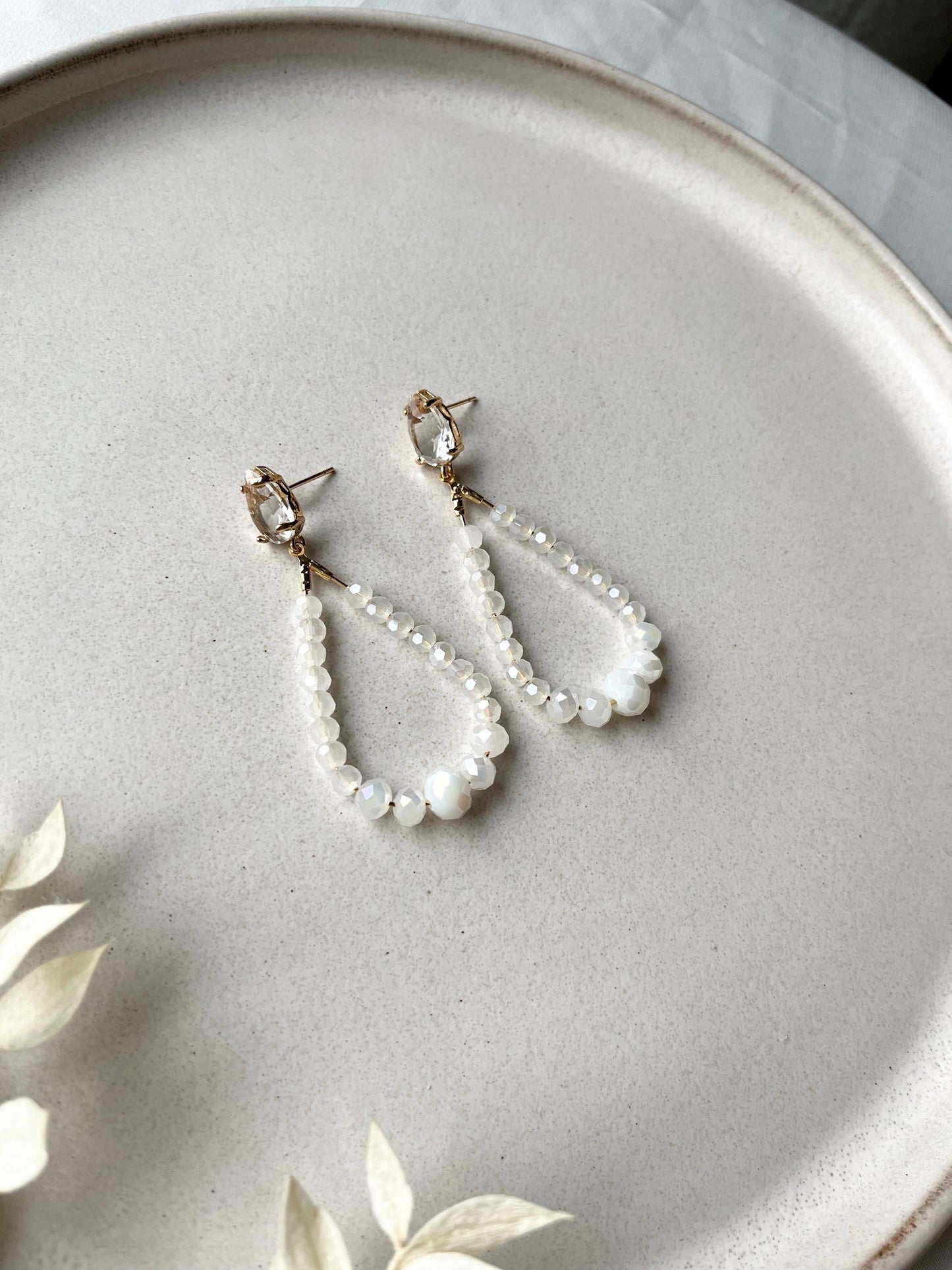 Elegante Tropfen-Ohrringe mit weißen Glasperlen – Brautschmuck in Gold oder Silber | Hochzeit, Geschenk & besondere Anlässe