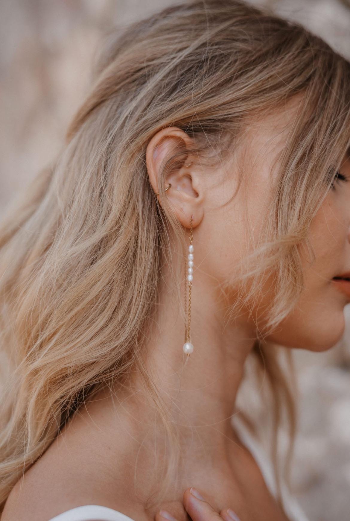 Goldene Fädelohrringe mit echten Süßwasserperlen – Filigraner Brautschmuck aus vergoldetem Edelstahl | Elegant & variabel tragbar