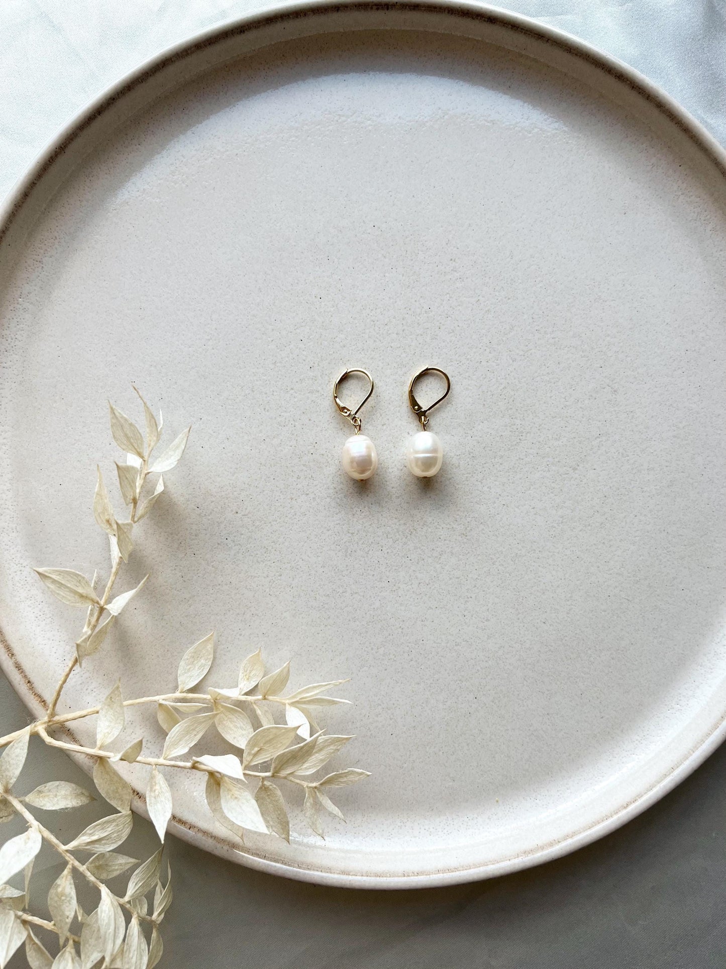 Kleine Perlencreolen mit Süßwasserperlen – Filigraner Brautschmuck in Gold, Silber oder Rosé