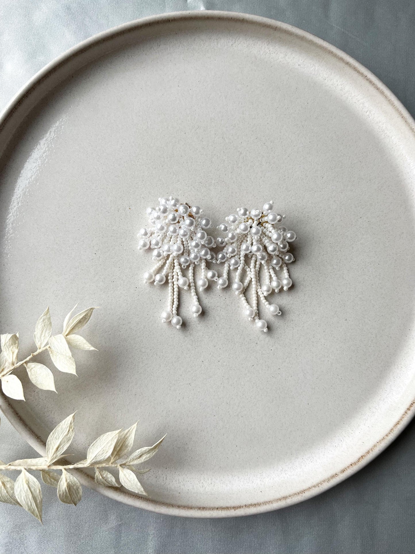Statement Perlenohrringe für die Braut – Opulenter Brautschmuck mit Edelstahlstecker & Perlensträngen