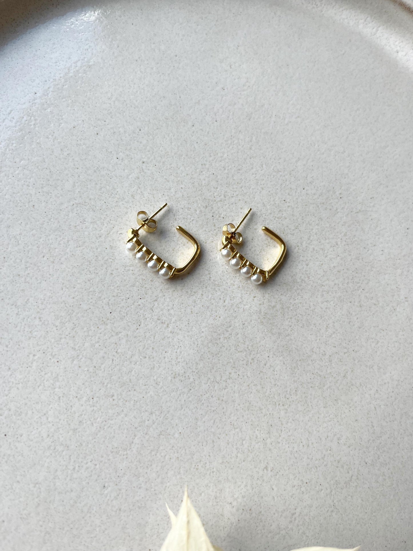 Kleine Perlenohrringe für jeden Tag – Edelstahl Creolen mit feinen Perlen in Gold oder Silber | Zeitloser Schmuck für Alltag & Anlass