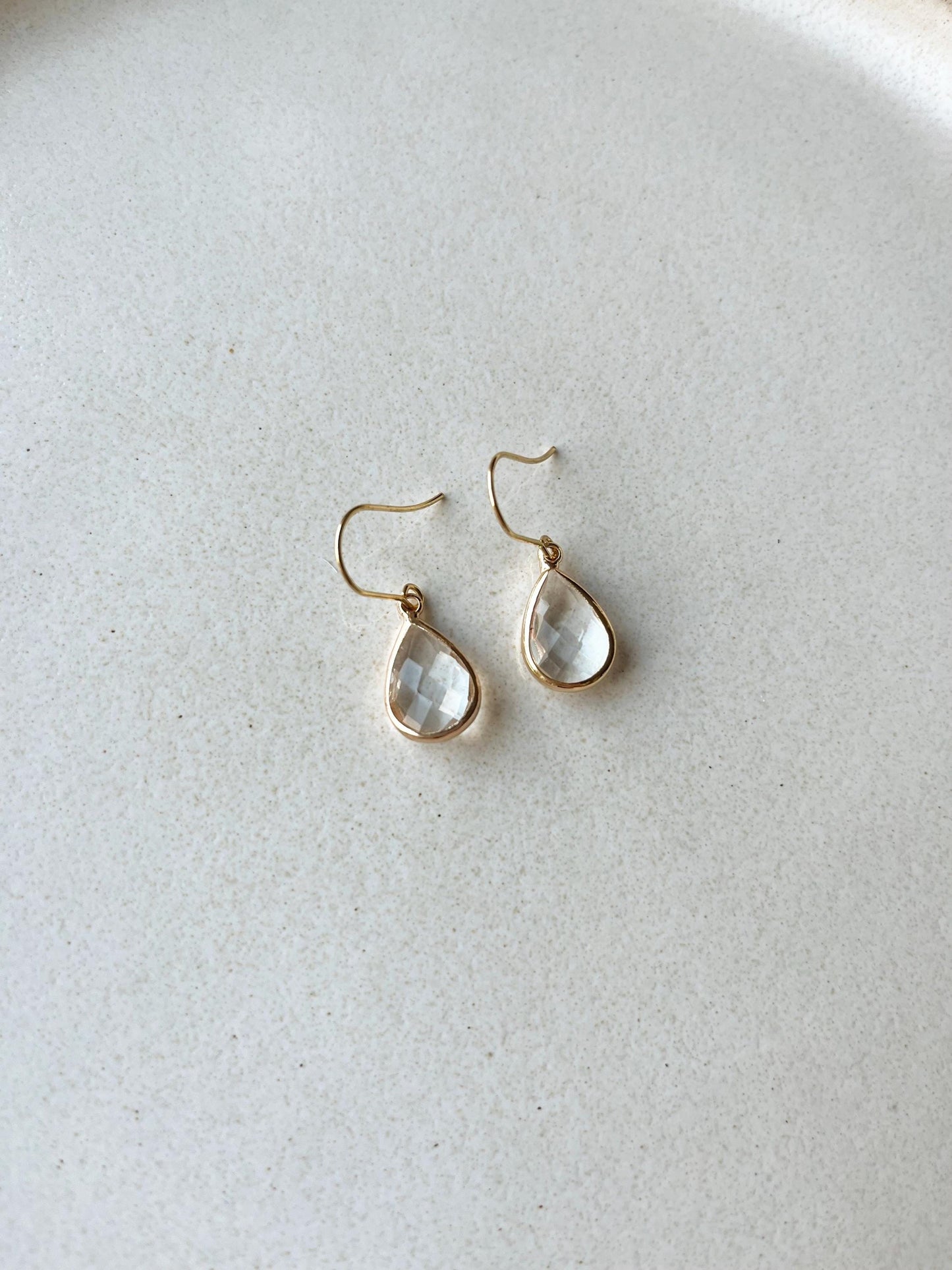 Kleine Tropfenohrringe für die Braut – Zarter Brautschmuck mit Glastropfen in Gold oder Silber