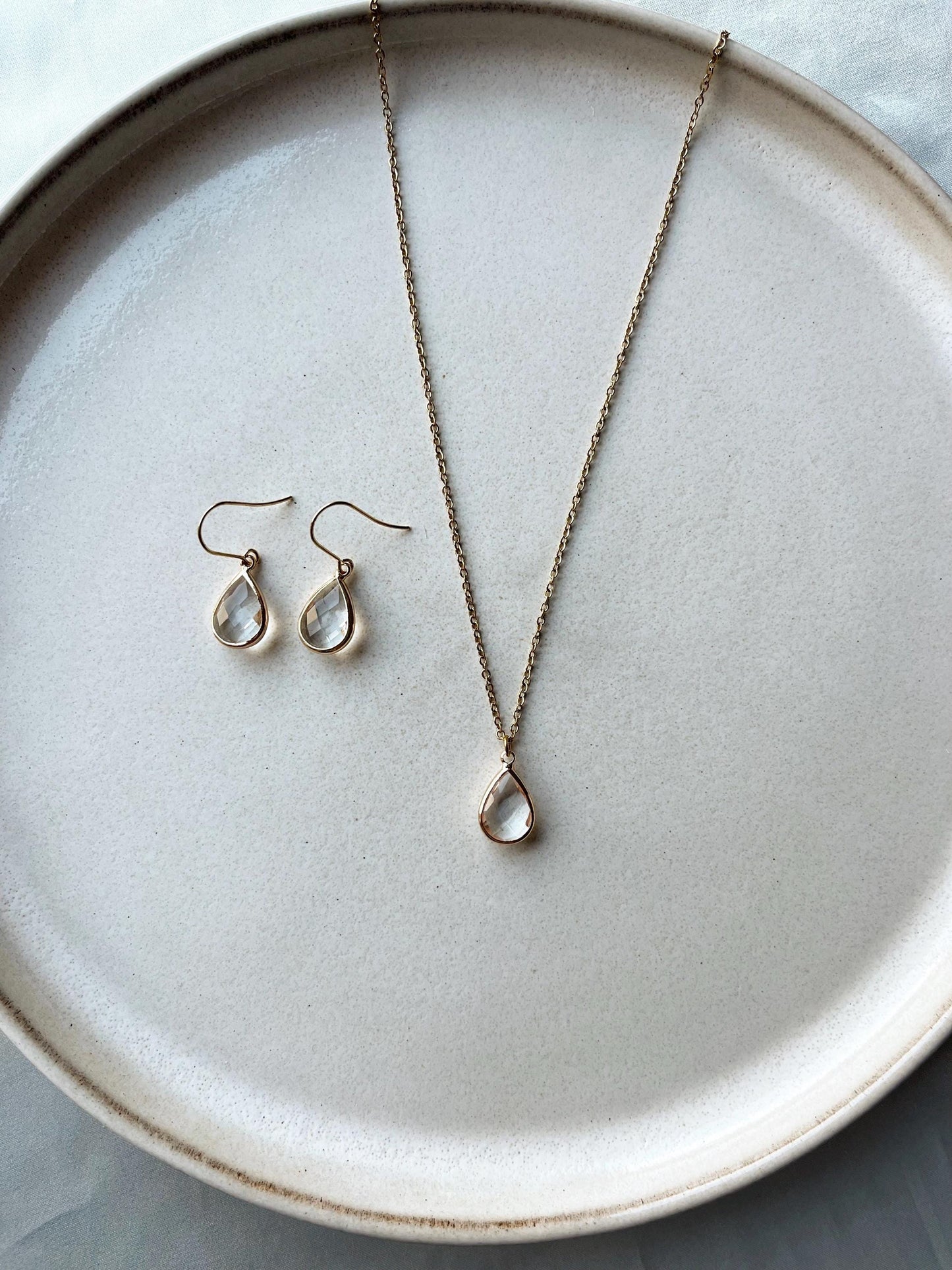 Schlichte Tropfen-Halskette für die Braut – Feiner Brautschmuck in Gold oder Silber