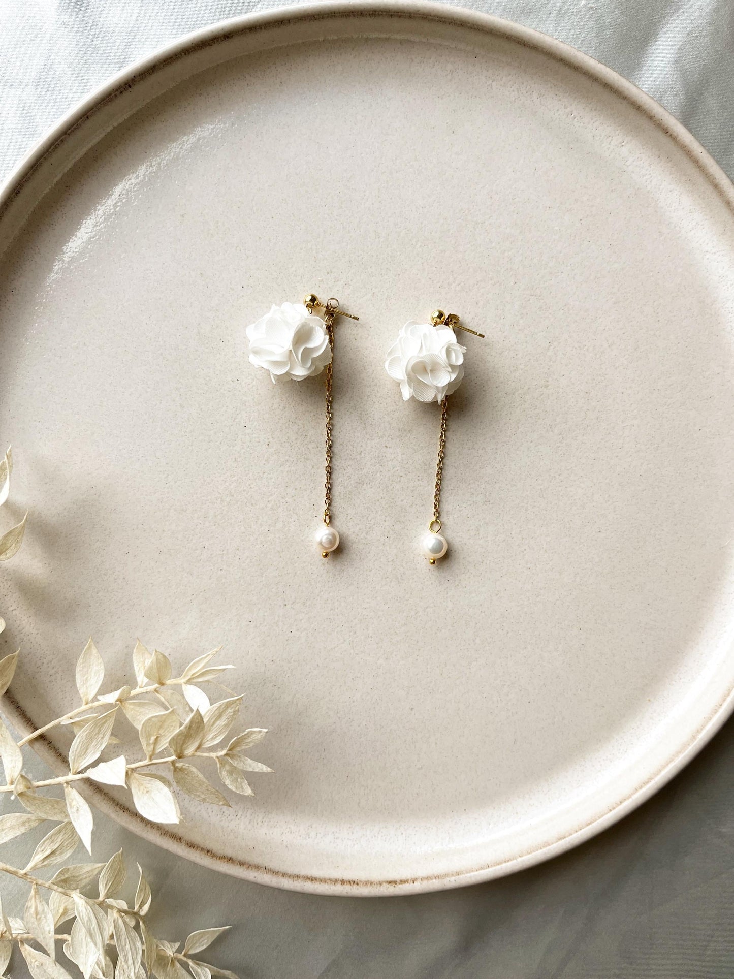 Wandelbare Brautohrringe mit Blüte & Süßwasserperle – Goldfarbene Edelstahlstecker | 2-in-1 Design für Hochzeit & besondere Anlässe