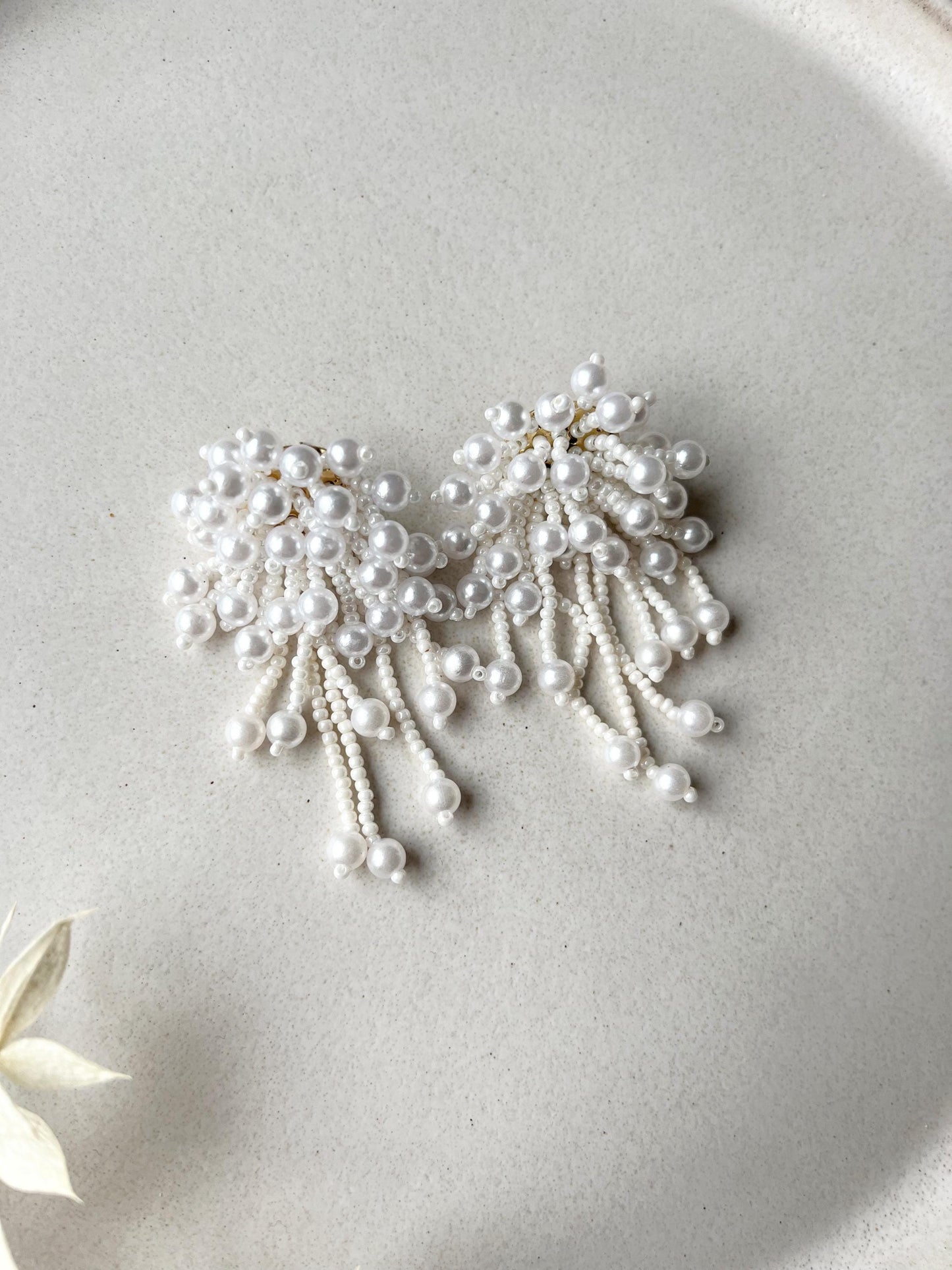Statement Perlenohrringe für die Braut – Opulenter Brautschmuck mit Edelstahlstecker & Perlensträngen