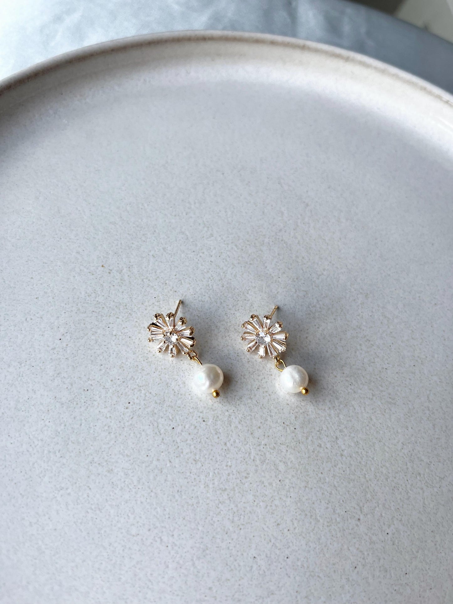Florale Ohrringe mit Süßwasserperle – Vergoldeter Brautschmuck mit natürlichem Glanz
