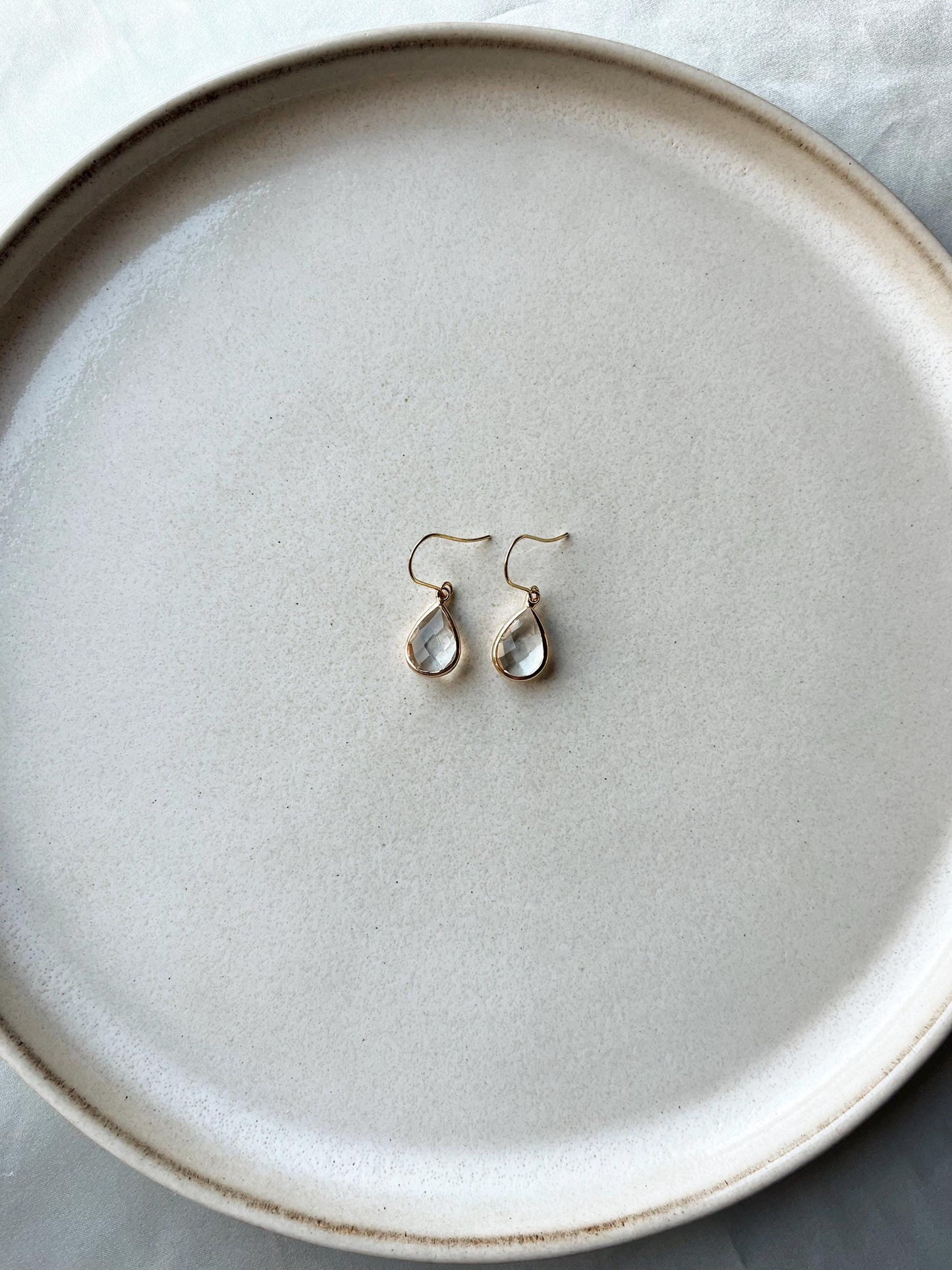 Kleine Tropfenohrringe für die Braut – Zarter Brautschmuck mit Glastropfen in Gold oder Silber