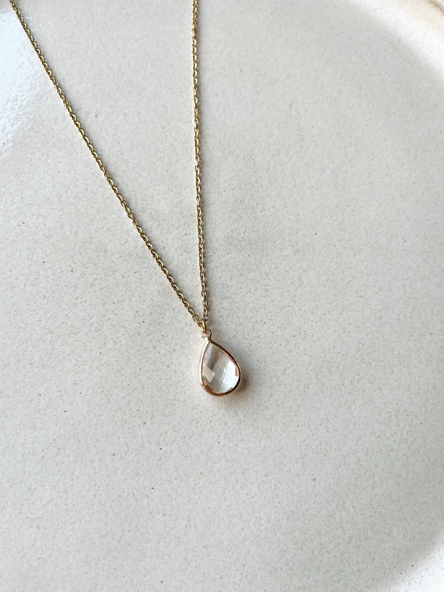 Schlichte Tropfen-Halskette für die Braut – Feiner Brautschmuck in Gold oder Silber