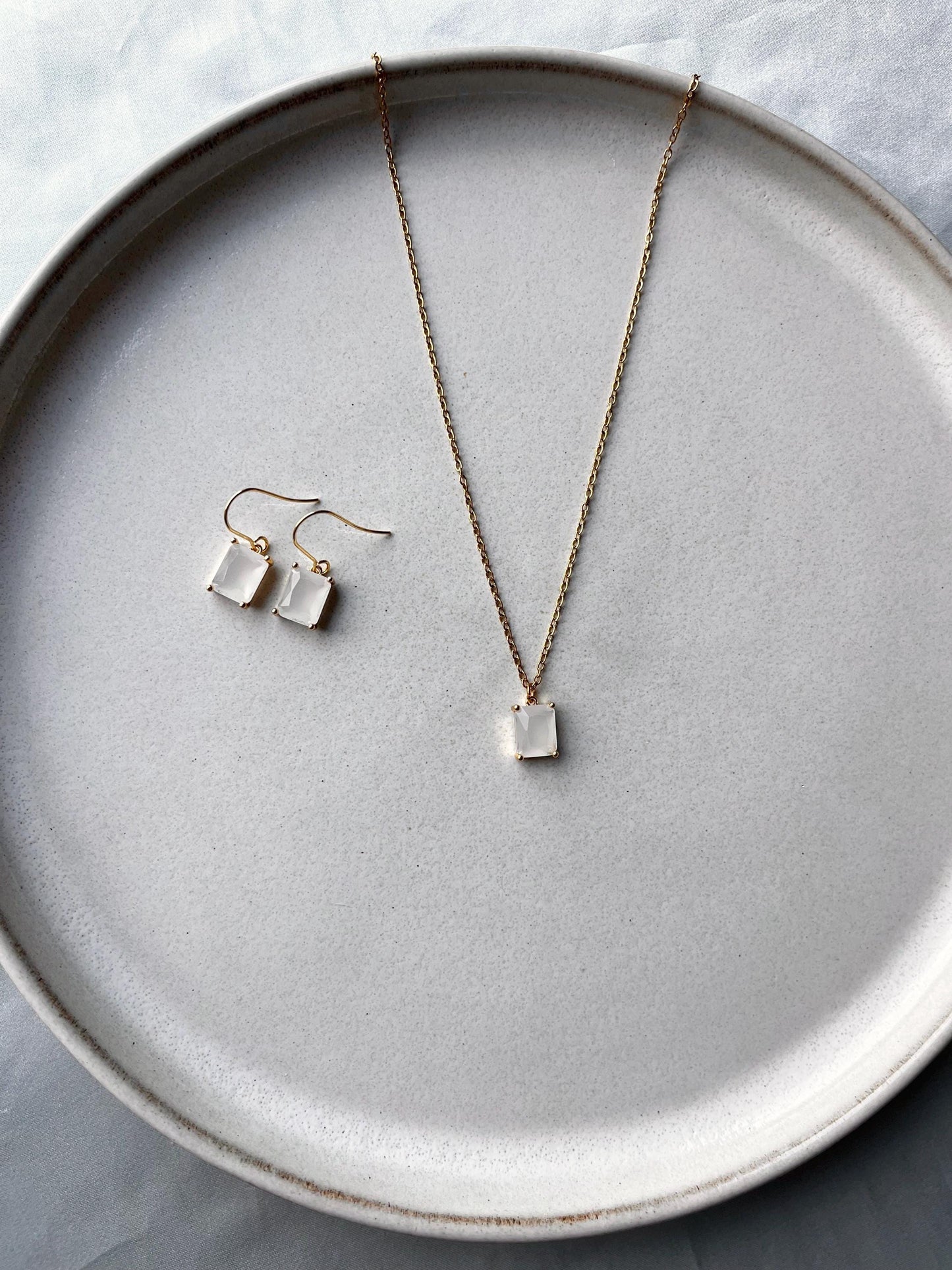 Filigranes Brautschmuckset in Gold – Rechteckige Glasanhänger in Cremeweiß