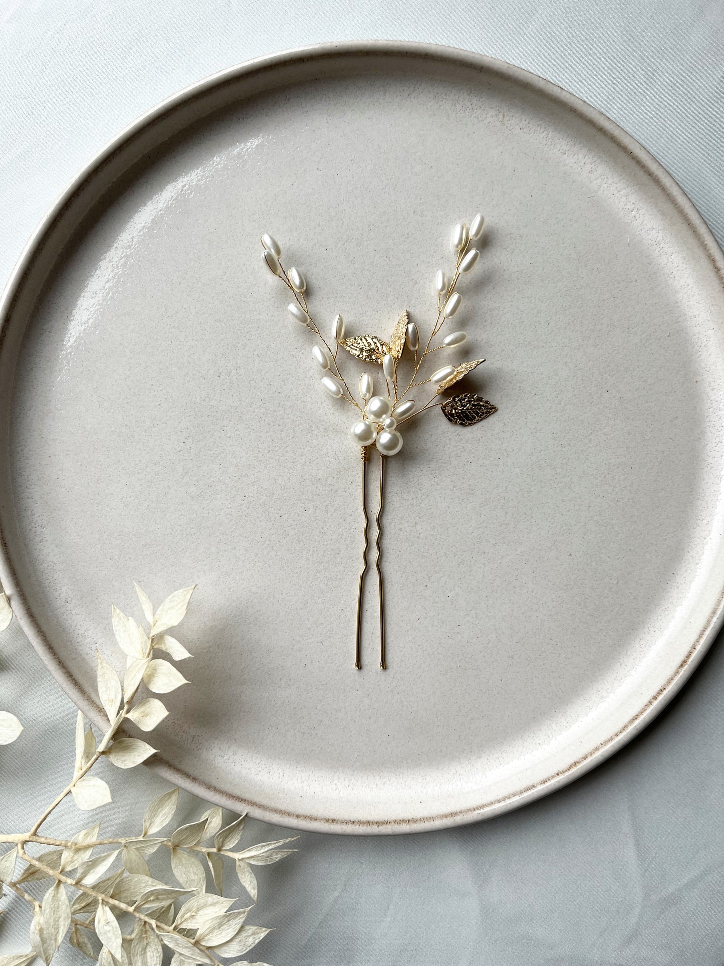 Vergoldete Haarnadel filigran im Boho Stil – Perlen & Blätter für Braut & Anlass