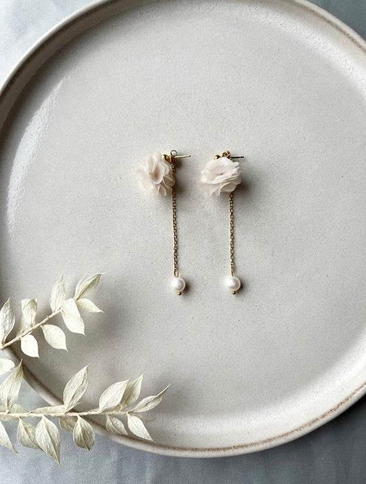 Vergoldete Ohrstecker mit Blüte & Perle – wandelbare Ohrringe aus Edelstahl
